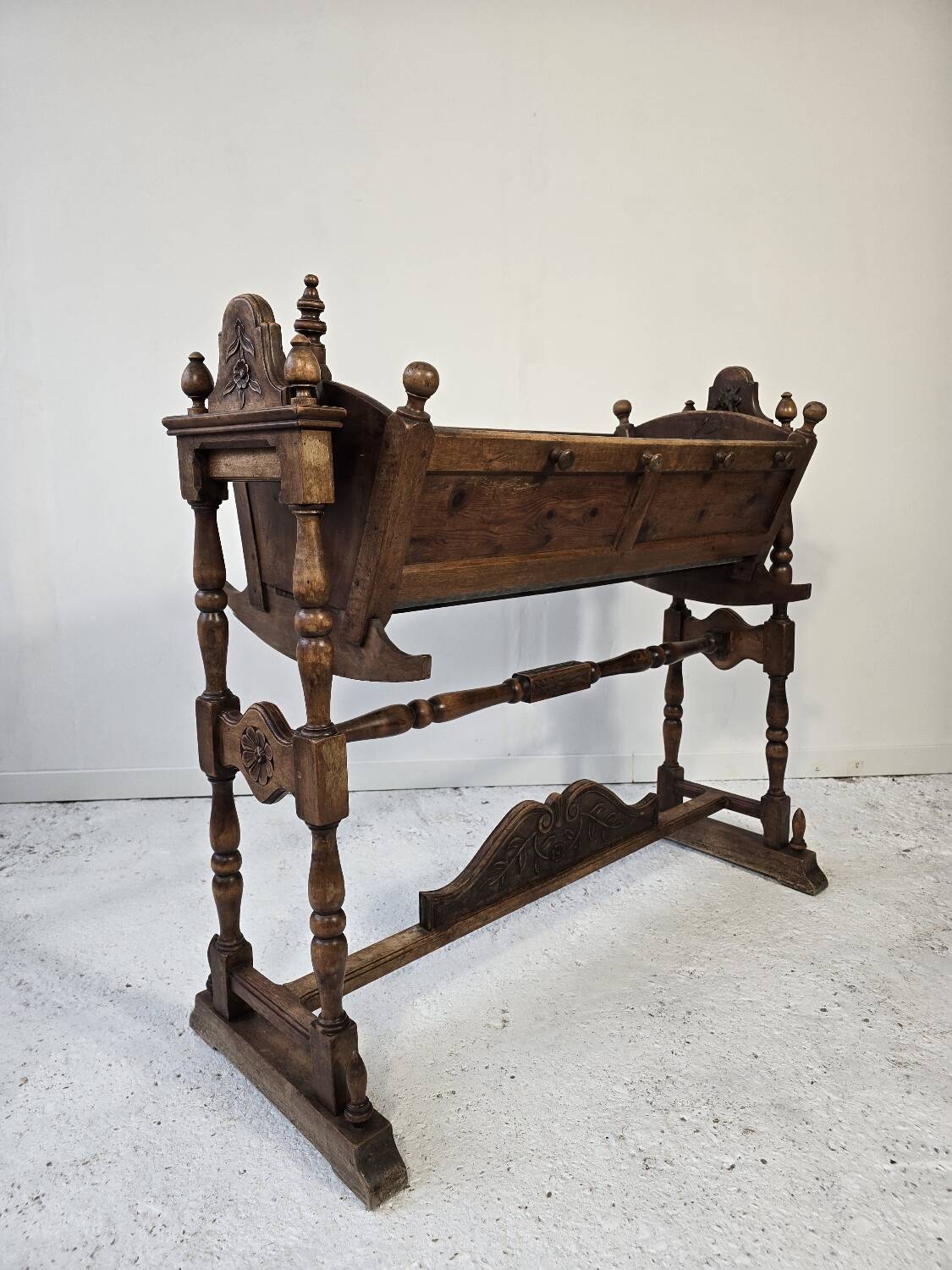 19th century cradle in carved fruitwood – Antique planter