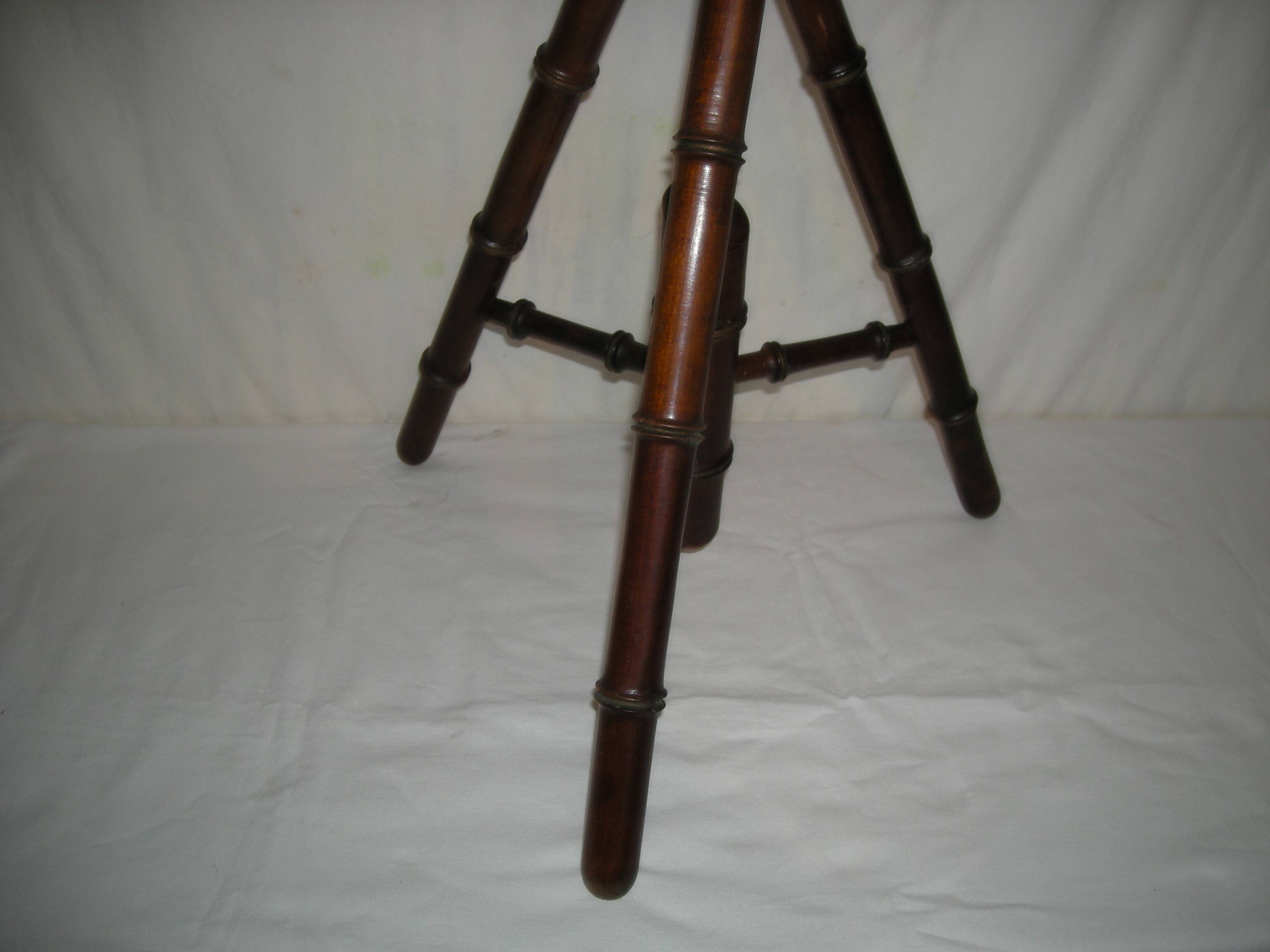 Napoleon III period tripod selette
