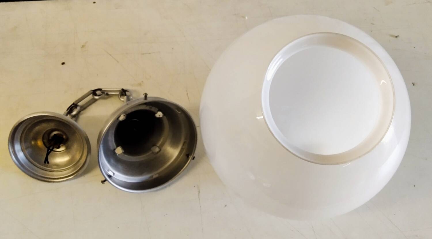 Suspension industrielle globe opaline XXL - années 40/50
