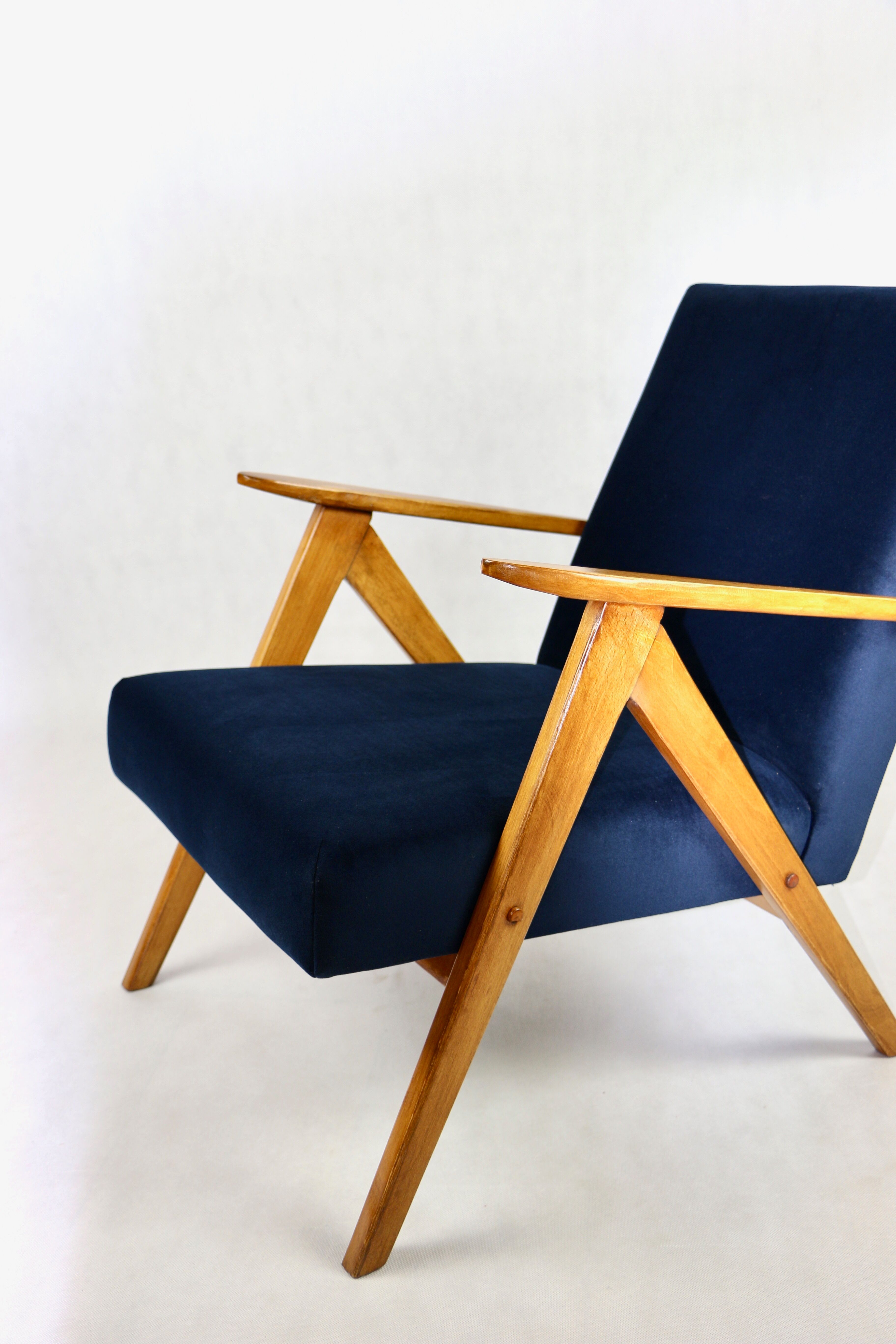Fauteuil vintage en velours bleu marine Var, années 1970