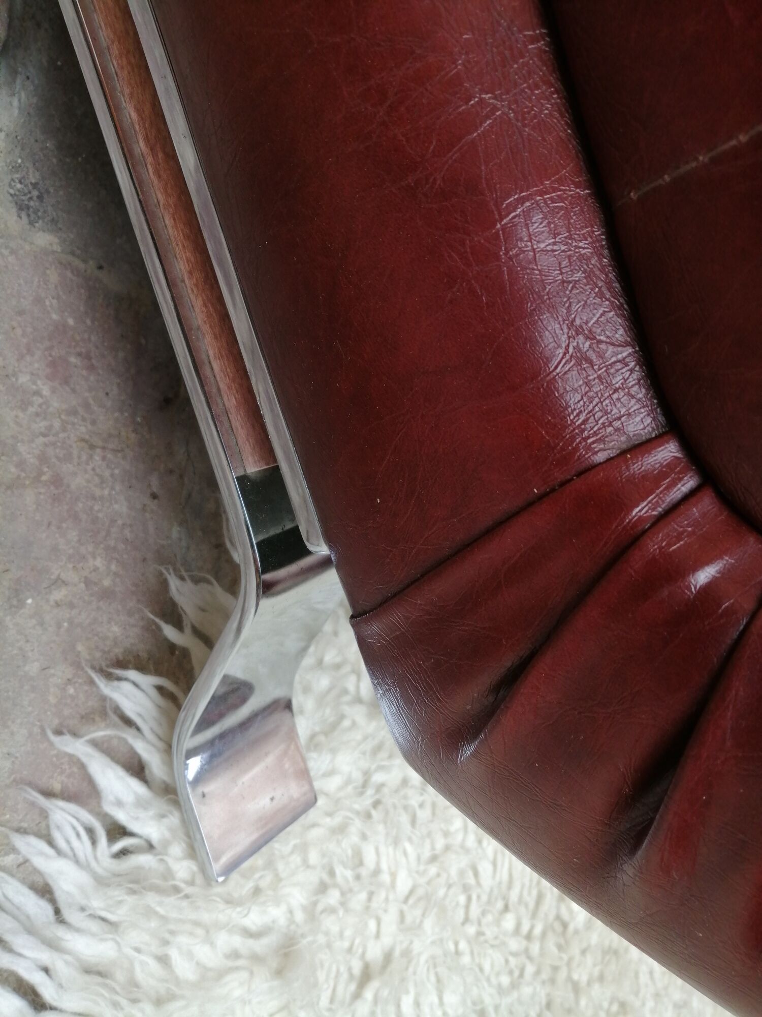 Couple de fauteuil en simili cuir rouge bordeaux, annees 70