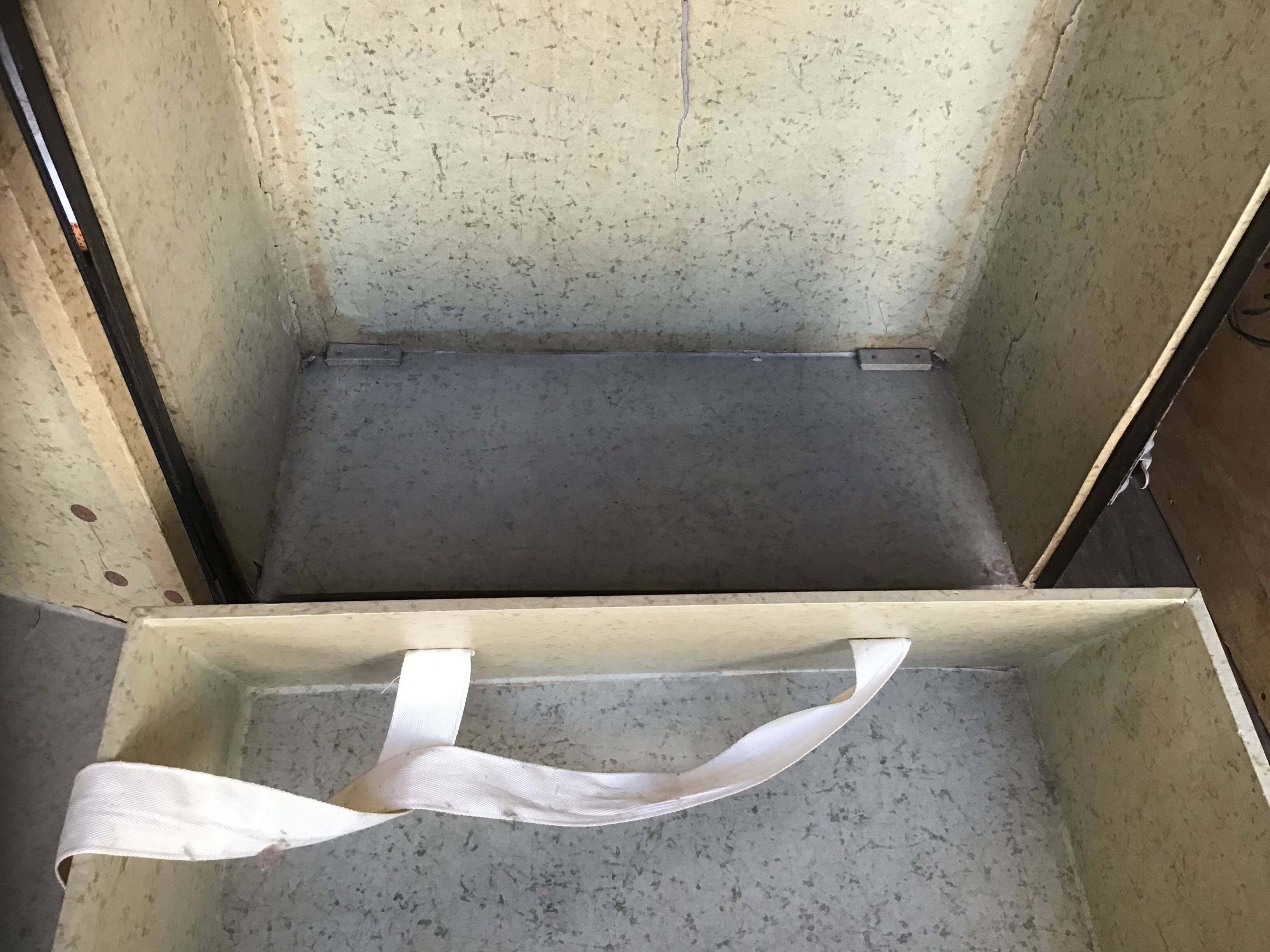 Antique vertical cabin trunk – 109 cm – parchment interior