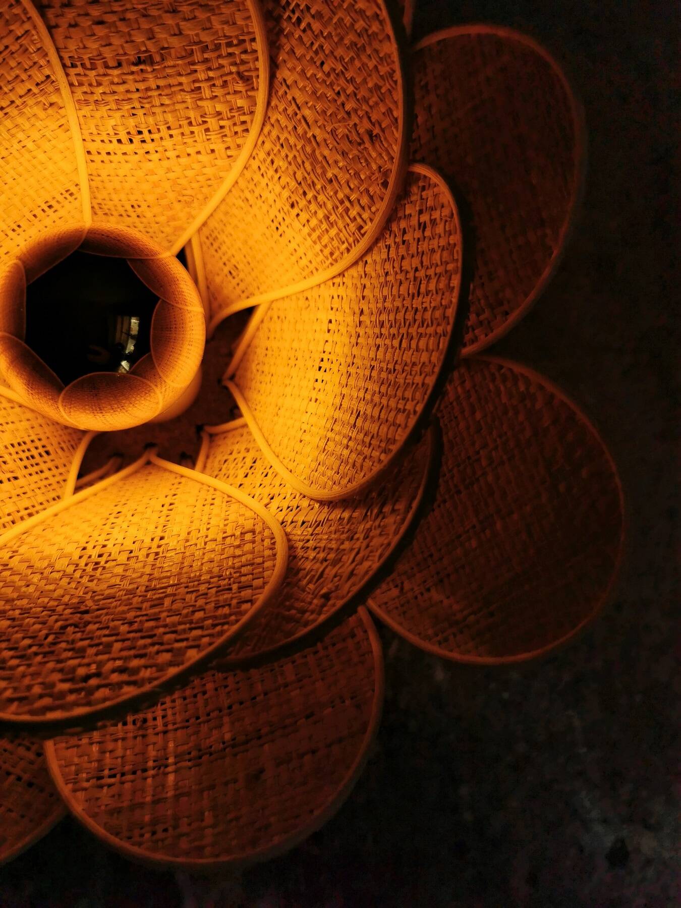 Flower wall light made of rattan and raffia petals