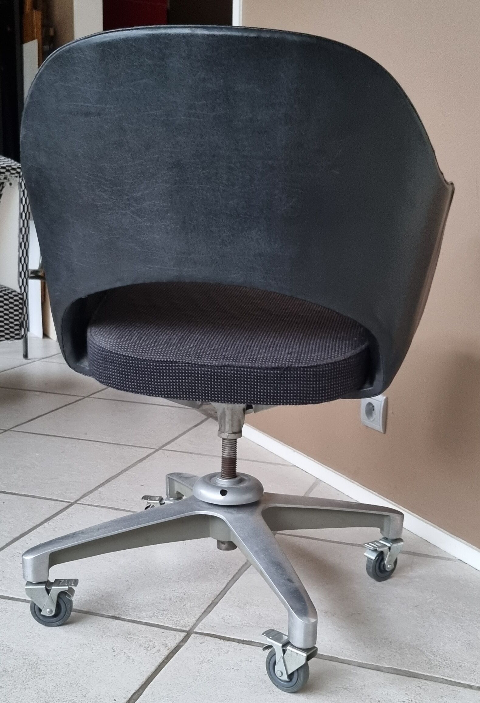 Office chair with swivel and reclining wheels by Eero Saarinen for Knoll