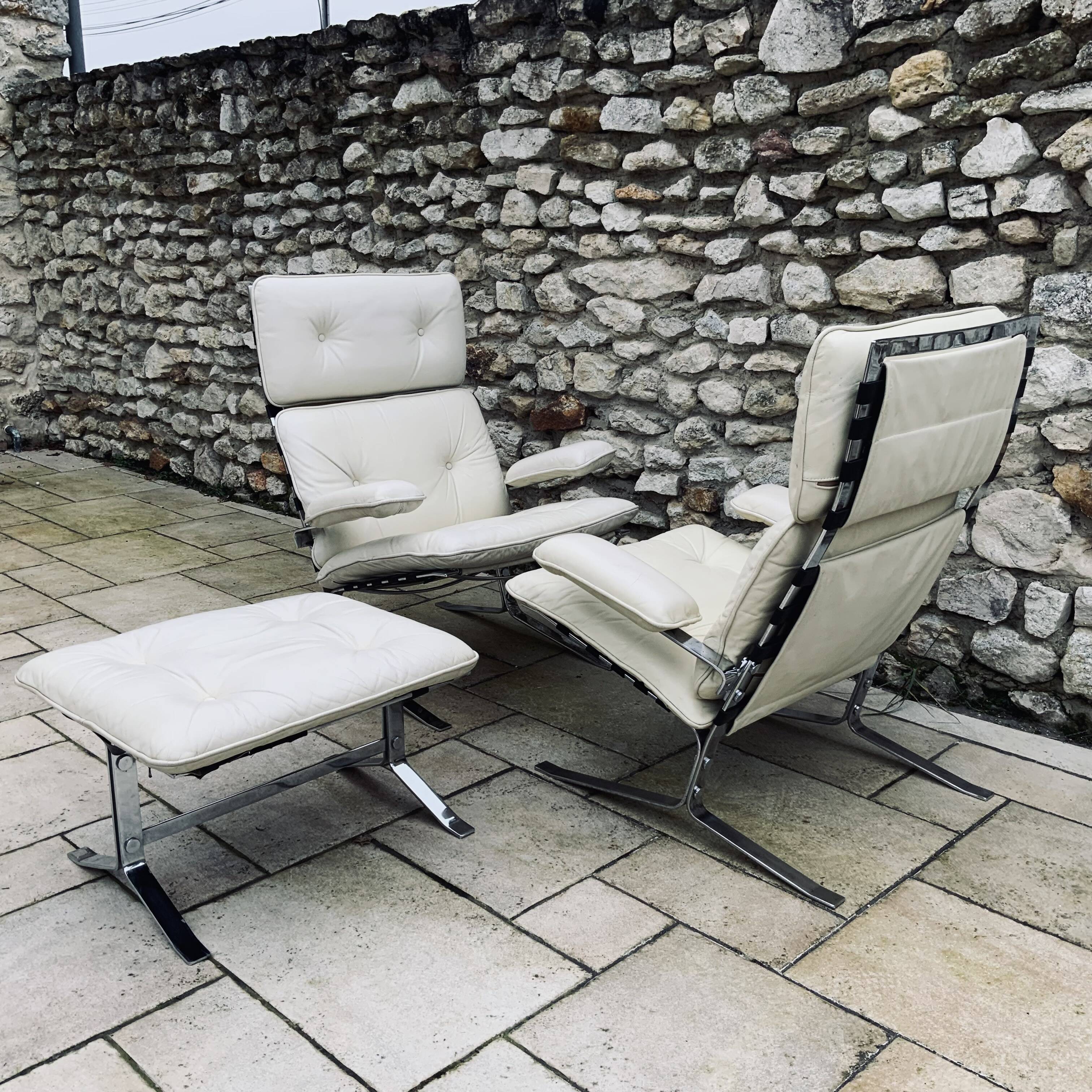 Pair of Armchairs and Ottoman, "Joker" Model, Large Leather Model