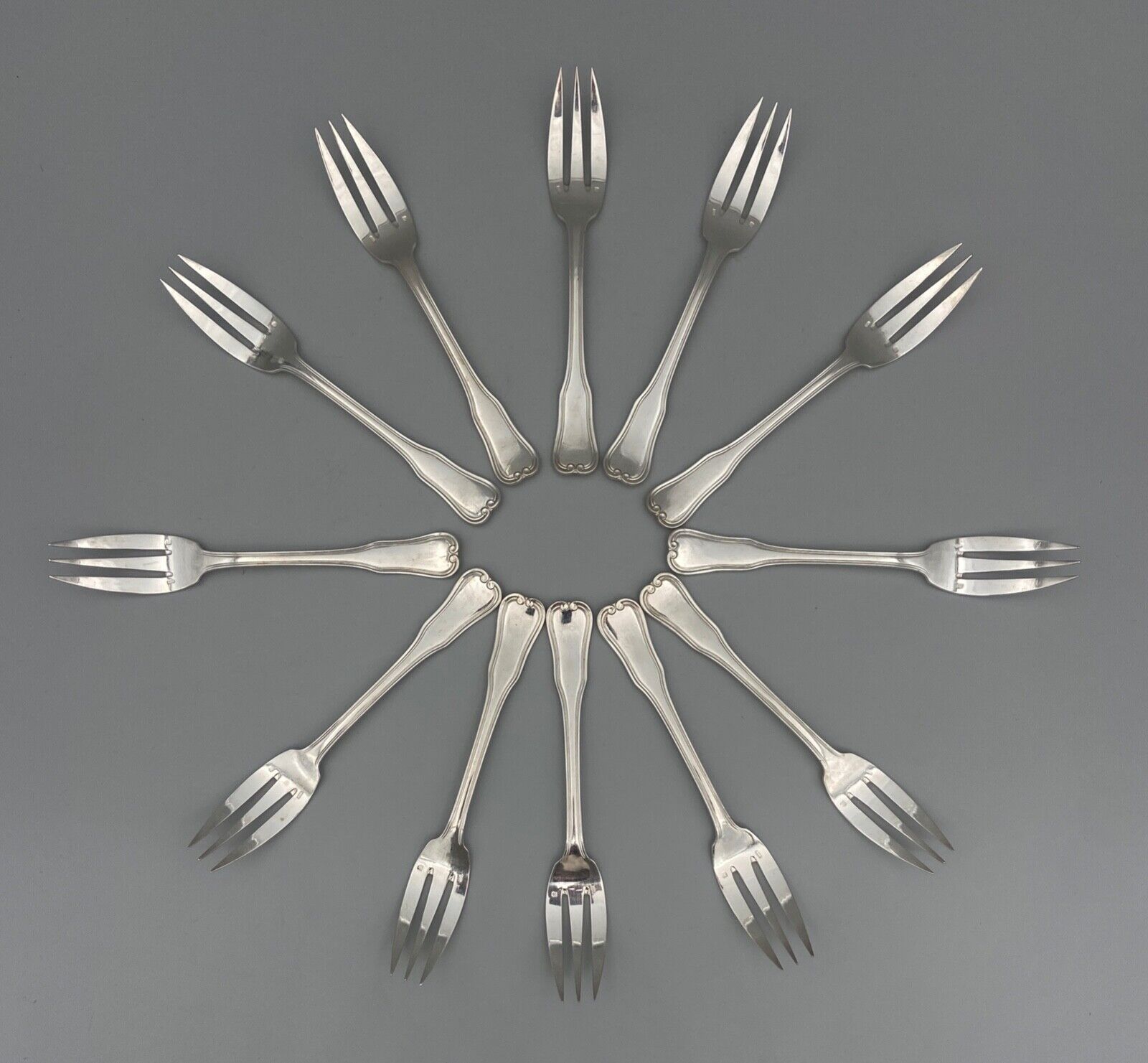 Cutlery set in metal ravinet d'enfert model dauphin 109 pieces