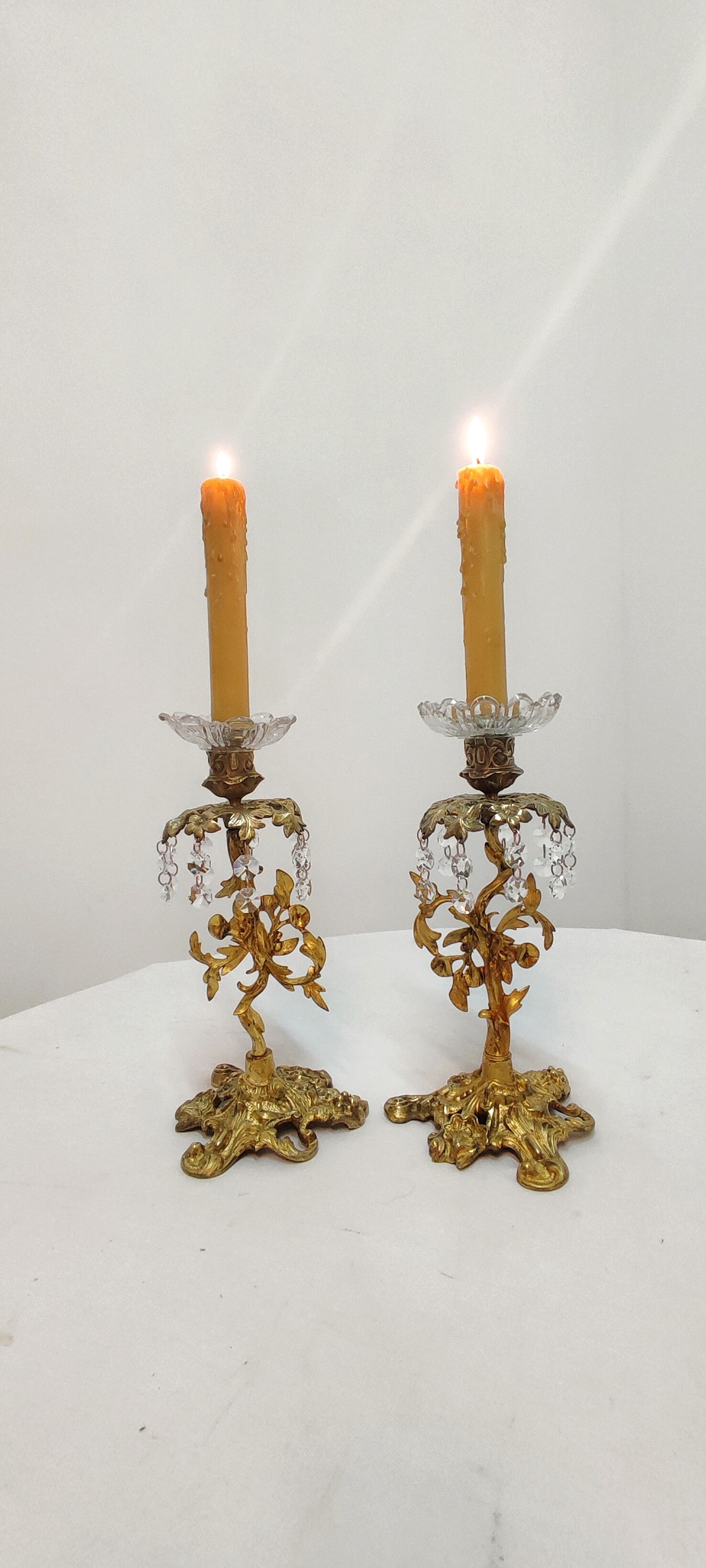 Paire de bougeoirs en cristal et bronze. france années 1940.
