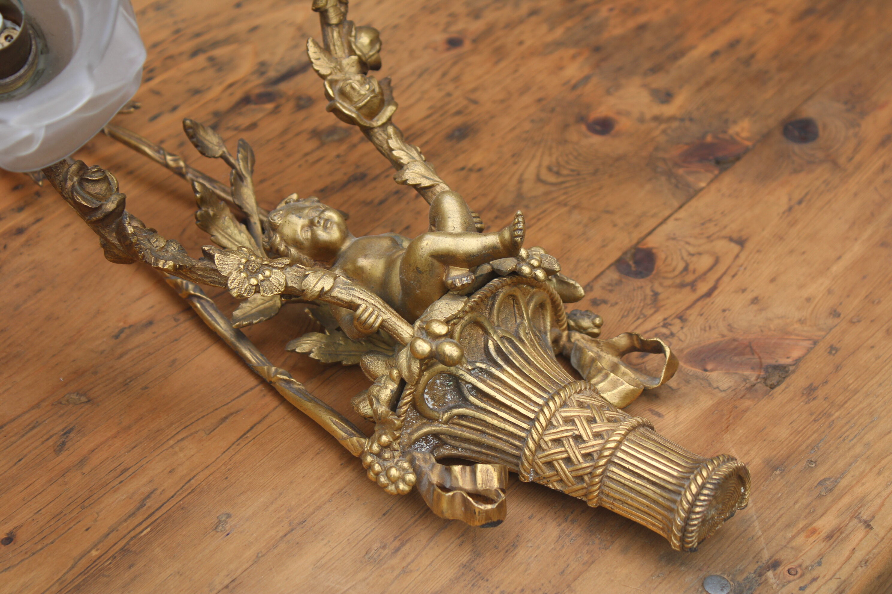 Wall lamp in bronze cherub