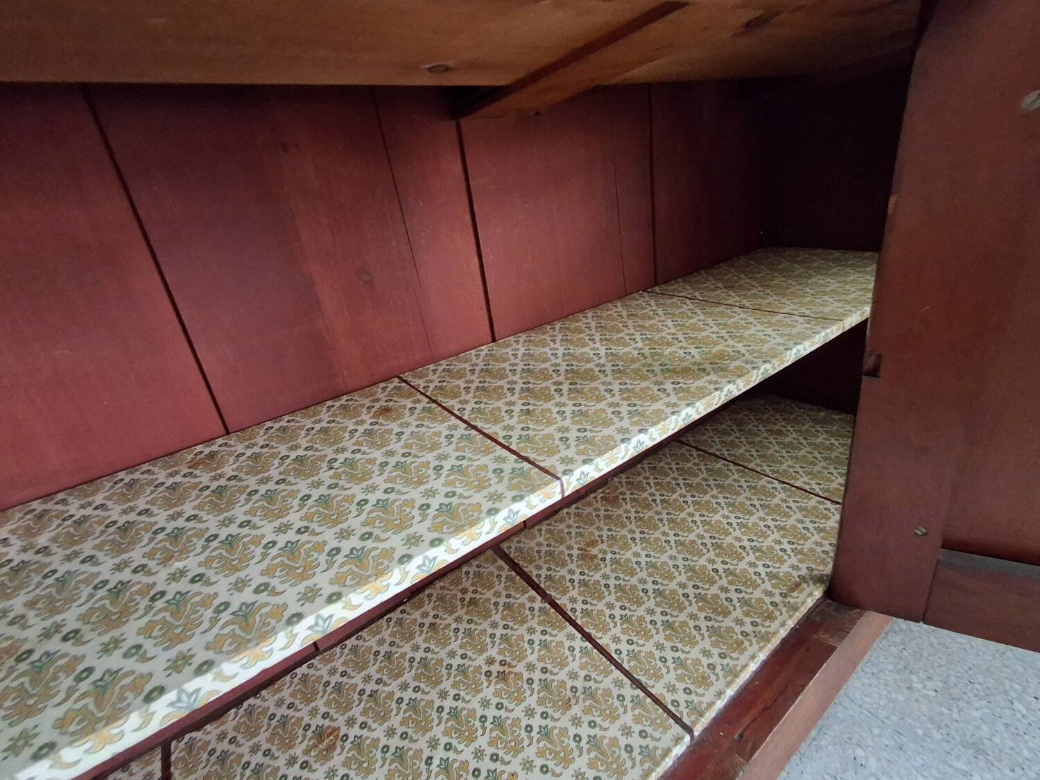 English display cabinet in mahogany