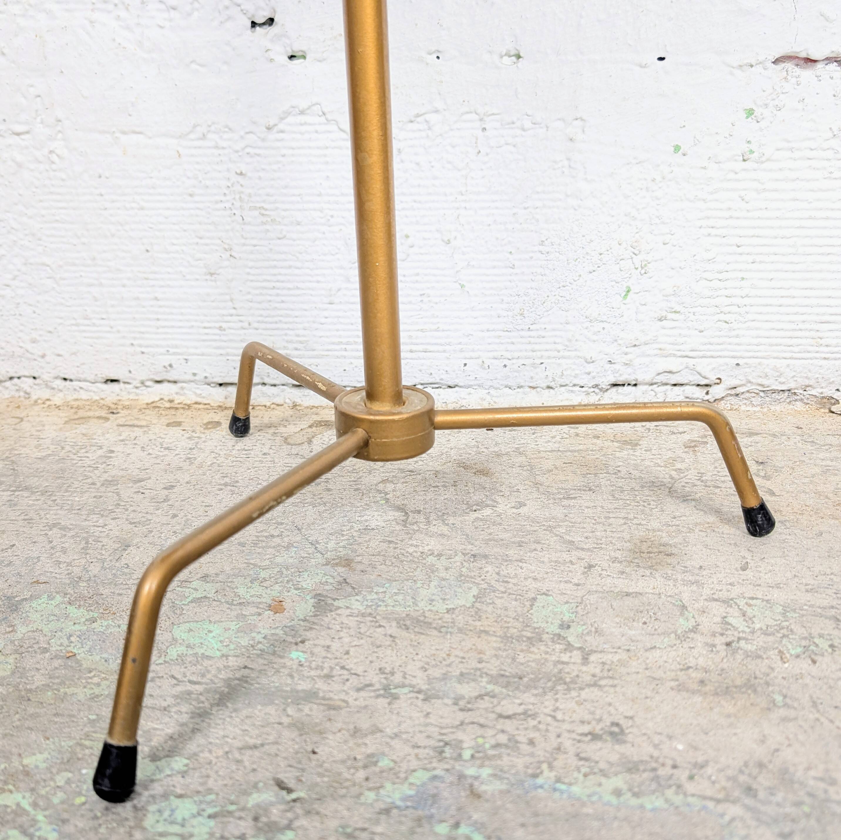 Guéridon tripode en laiton et formica, années 1960