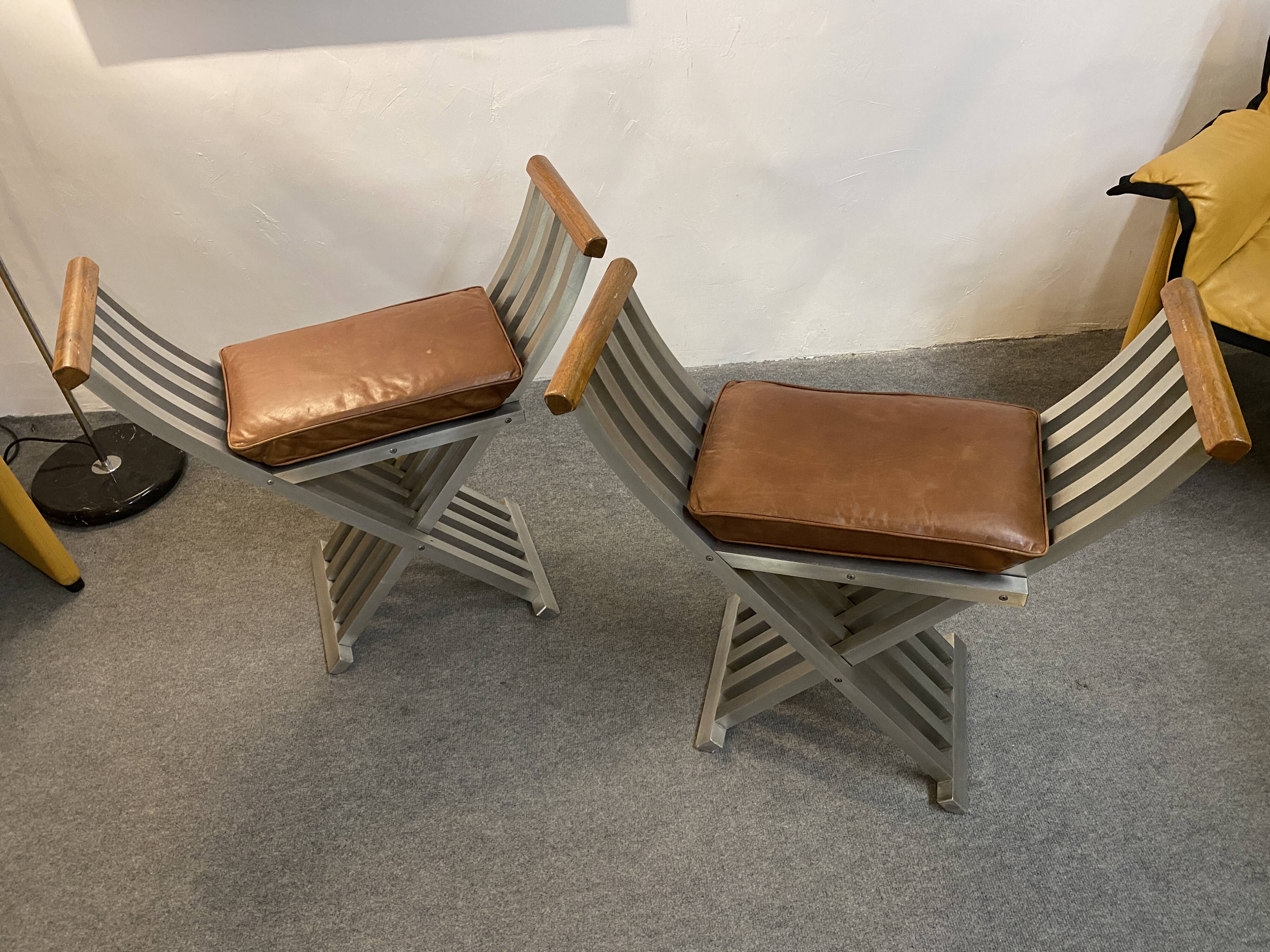 Pair of curule chairs designed by John Vesey, 1958, USA, brushed aluminum, walnut and leather