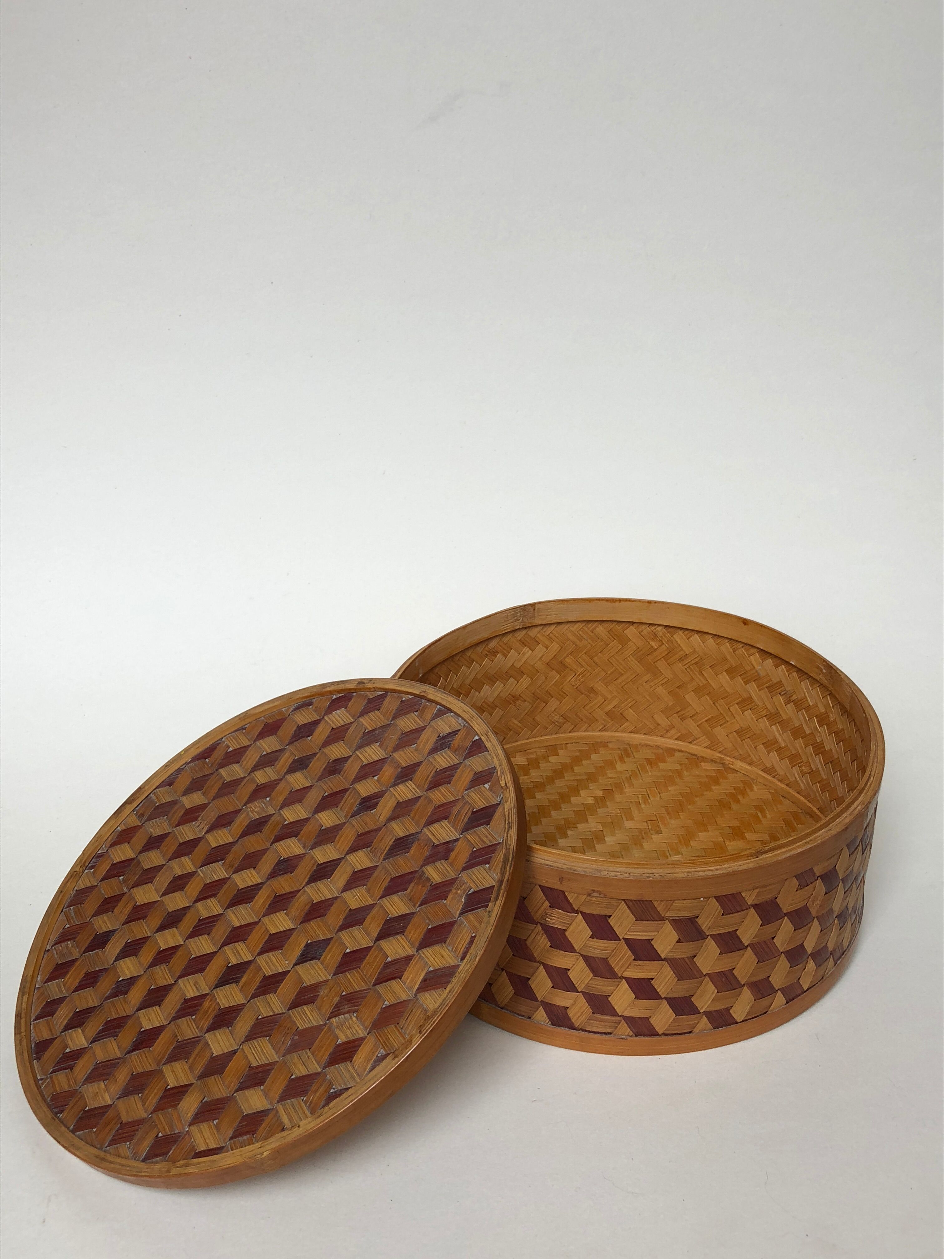 With lid rattan basket