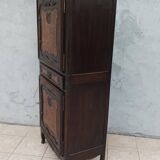 Homme debout bressan armoire