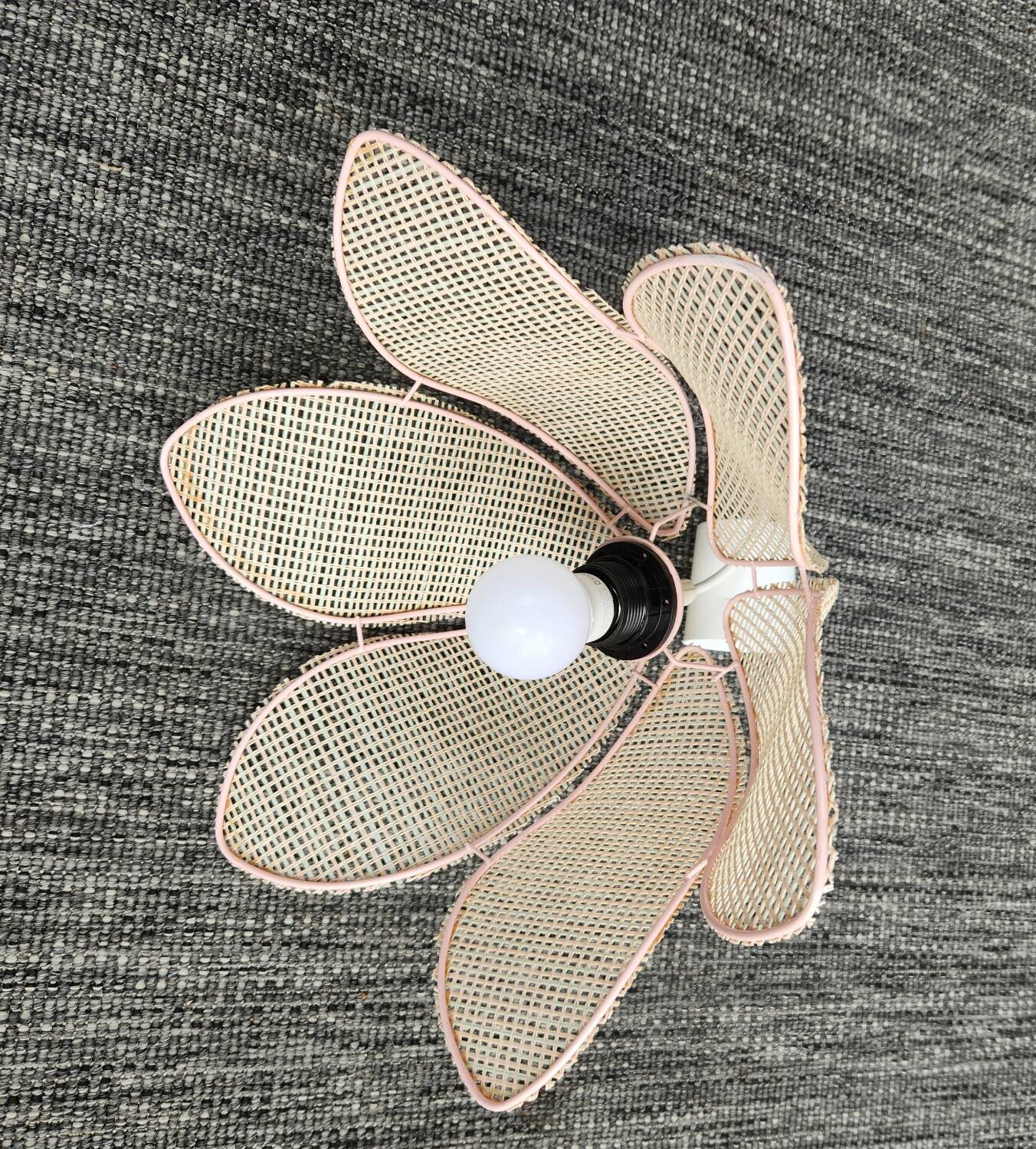 Suspension fleur en rotin : vintage