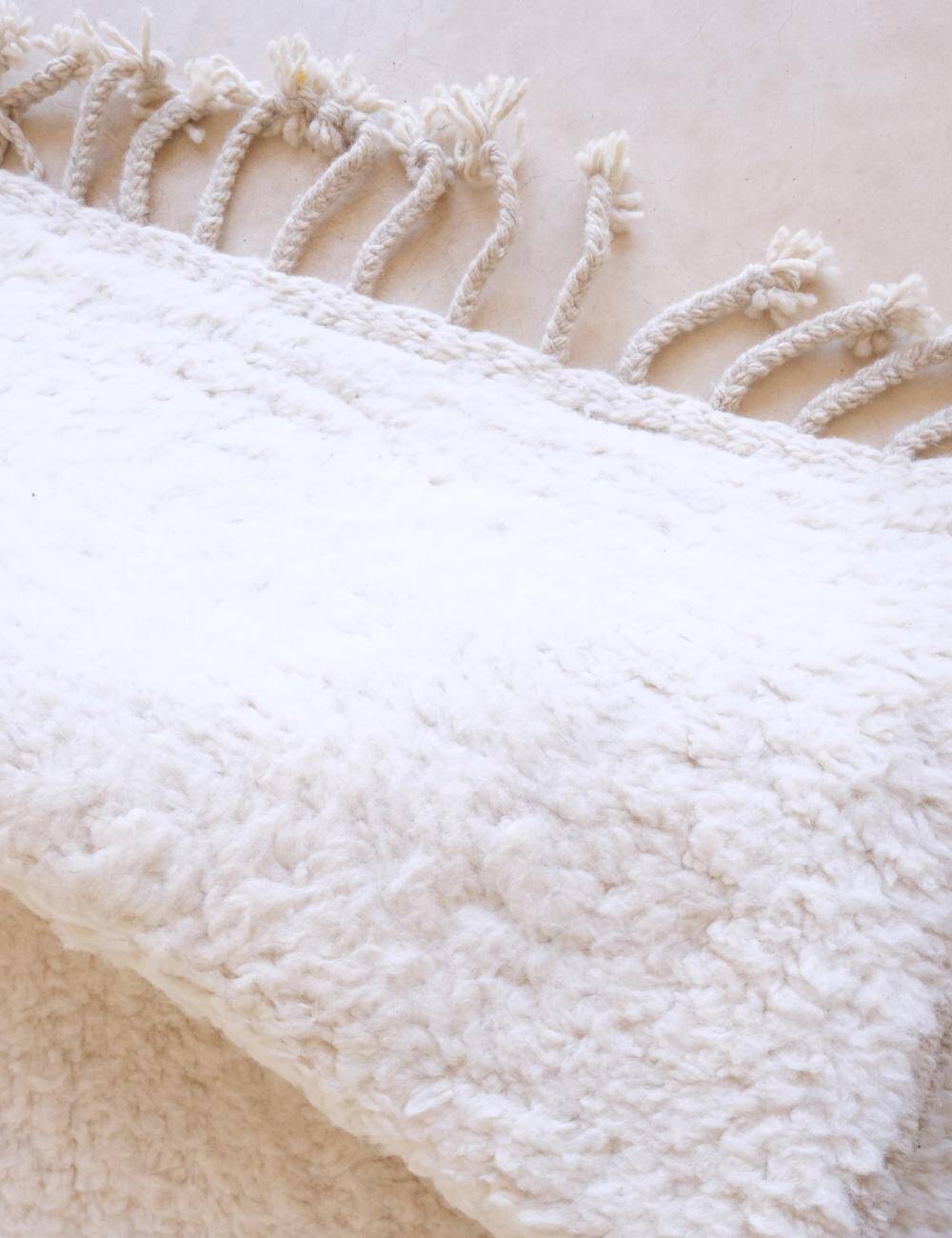 Contemporary White and Green Rug - 293 x 251 cm