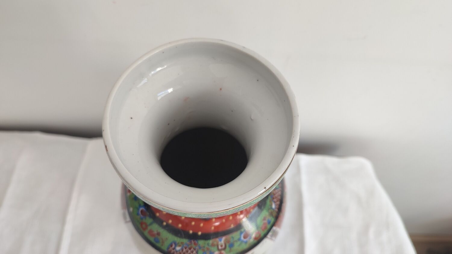 Chinese vase, Rose family style