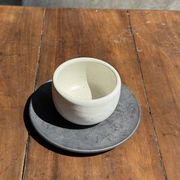 Tasse blanche en céramique indonésienne et soucoupe grise