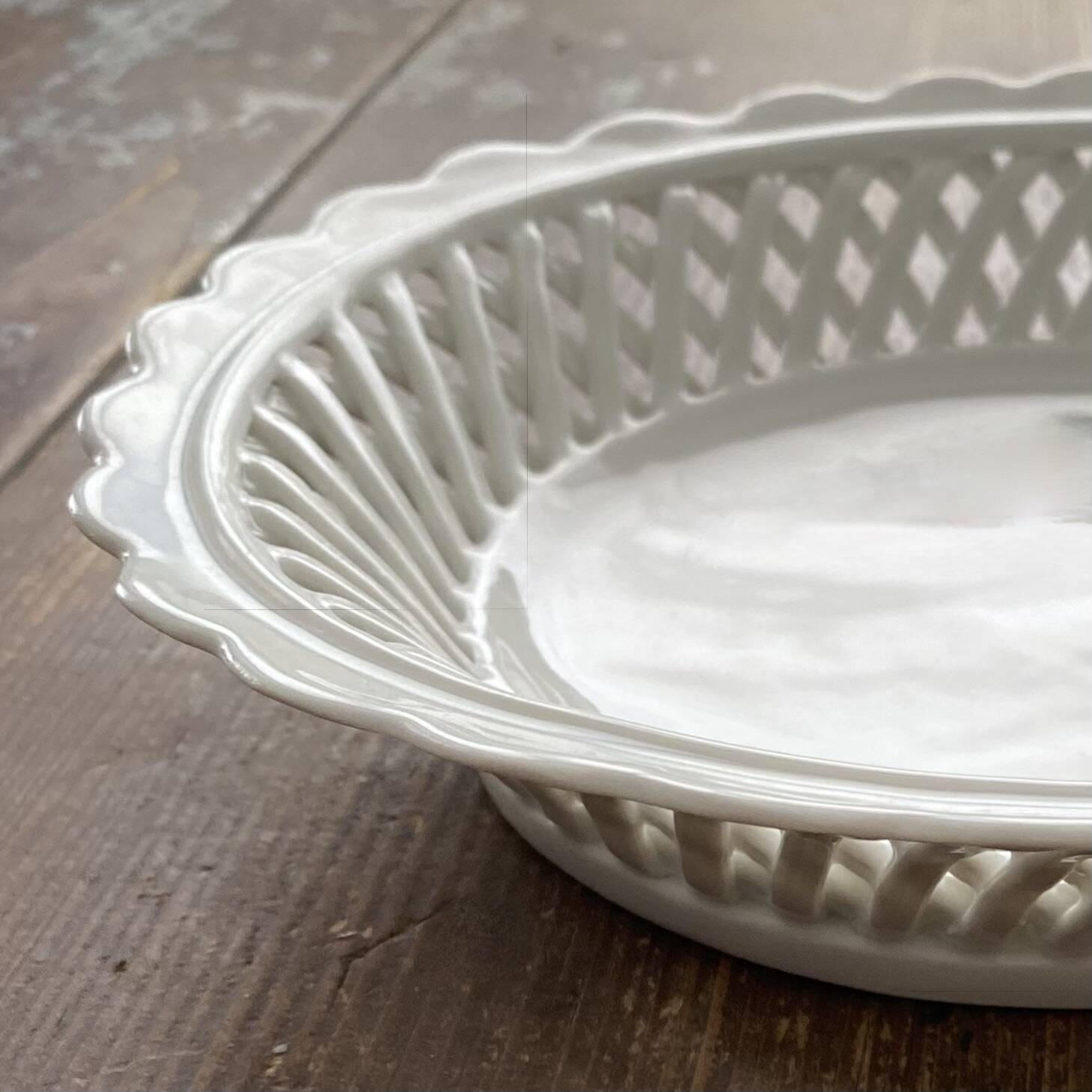 Openwork, woven earthenware plate