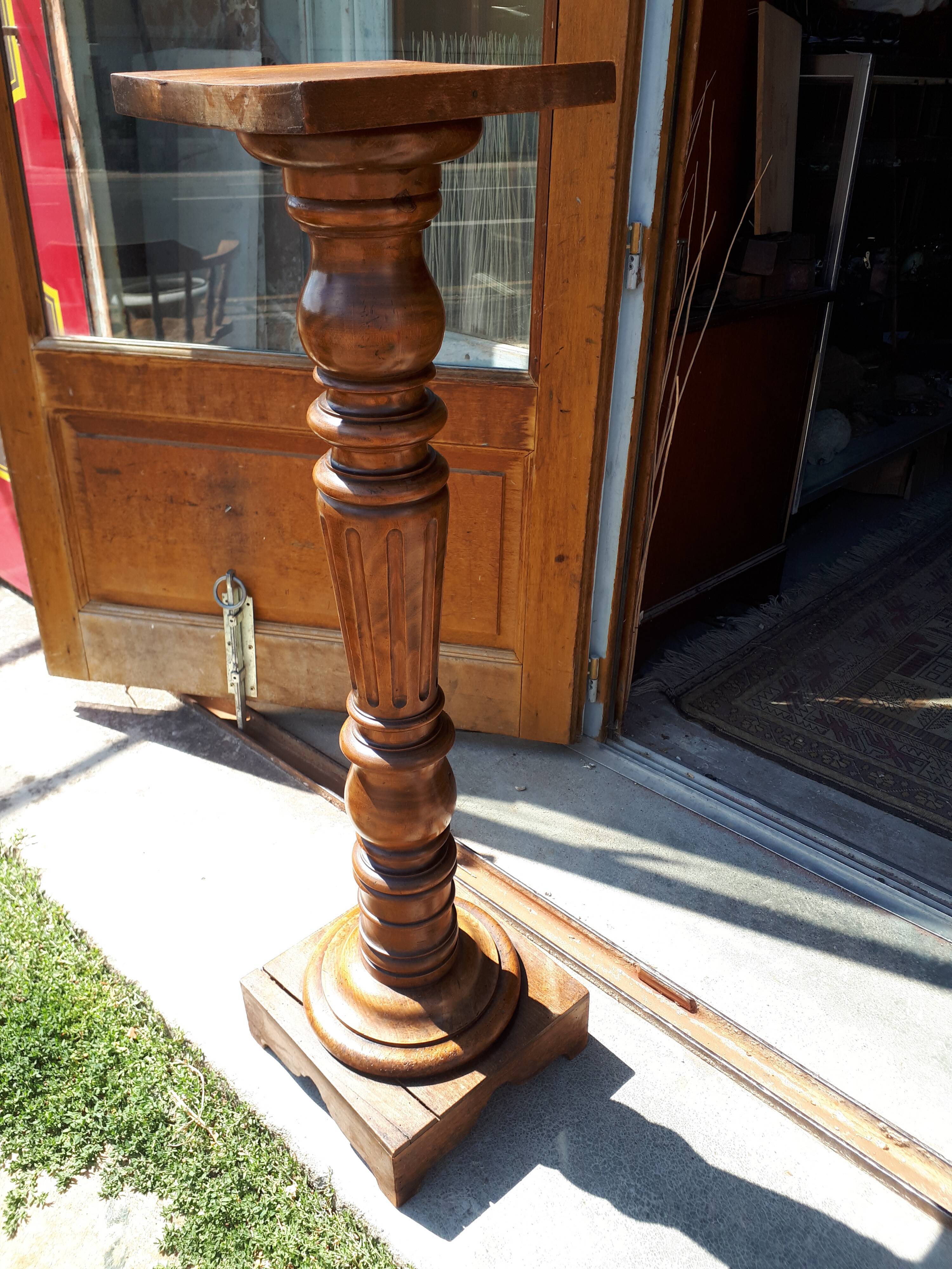 Fifth wheel on column