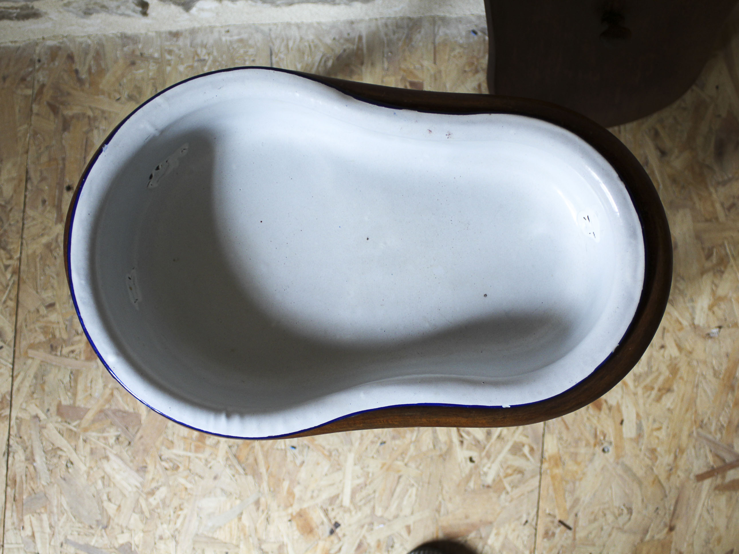Bidet en bois courbé et métal émaillé