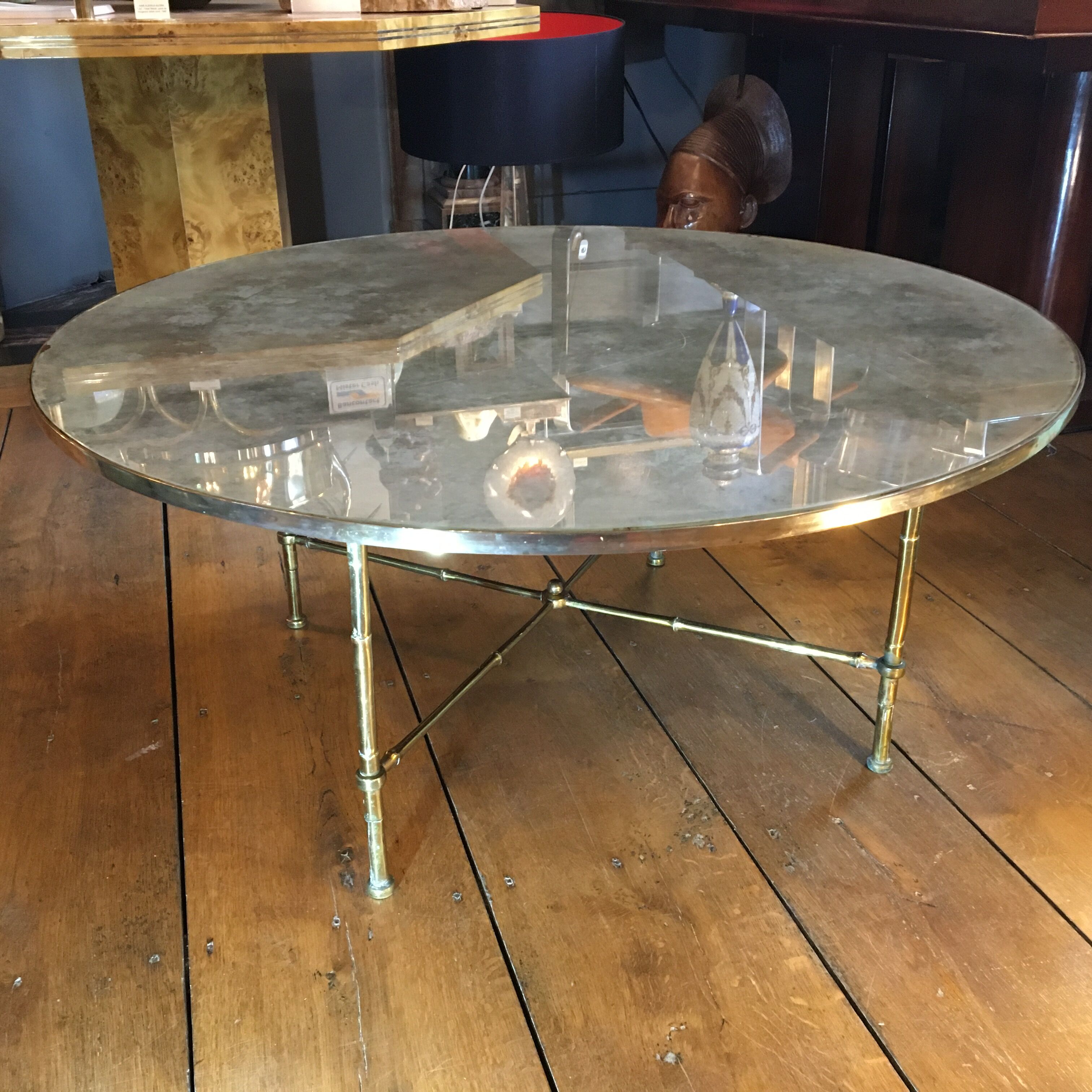 Table basse en bronze doré, verre façon miroir doré, circa 1940