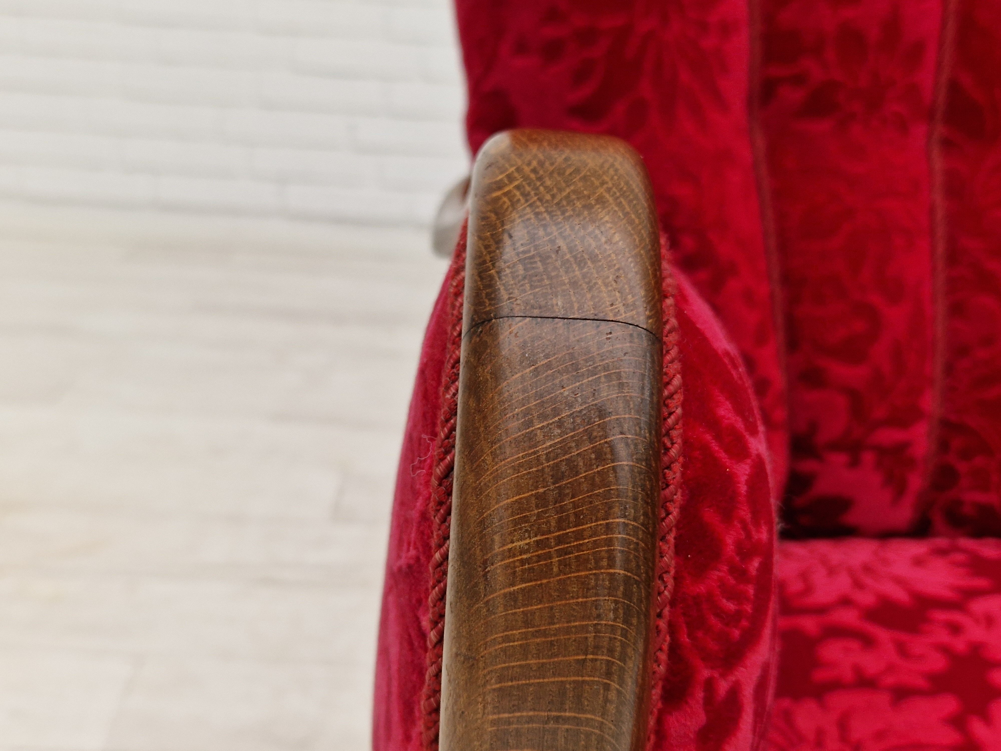 Années 1960, design danois, fauteuil en tissu rouge cerise, très bon état d’origine.