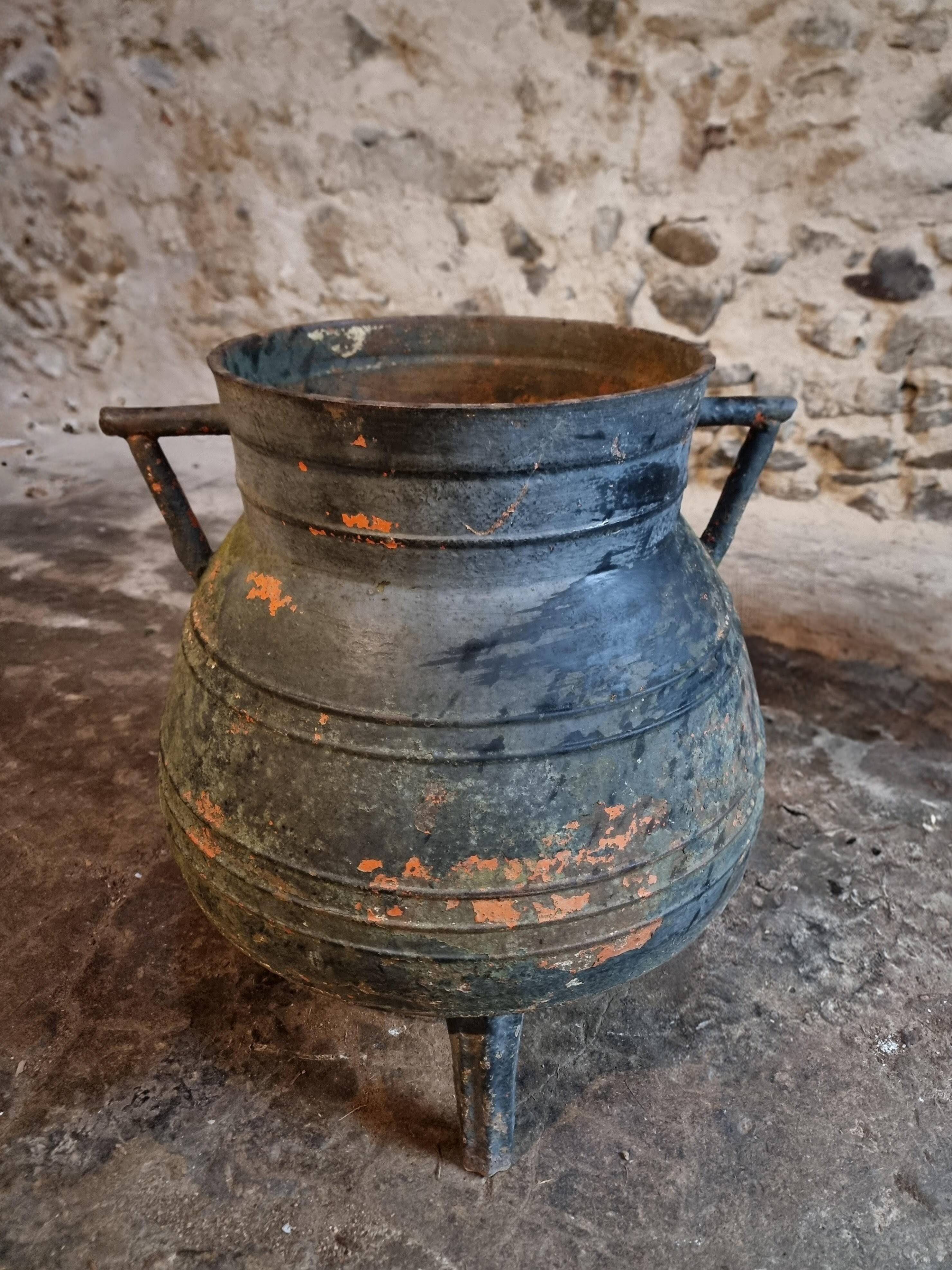 Ensemble d'anciens pots en fonte (chaudrons), France, 1880–1900
