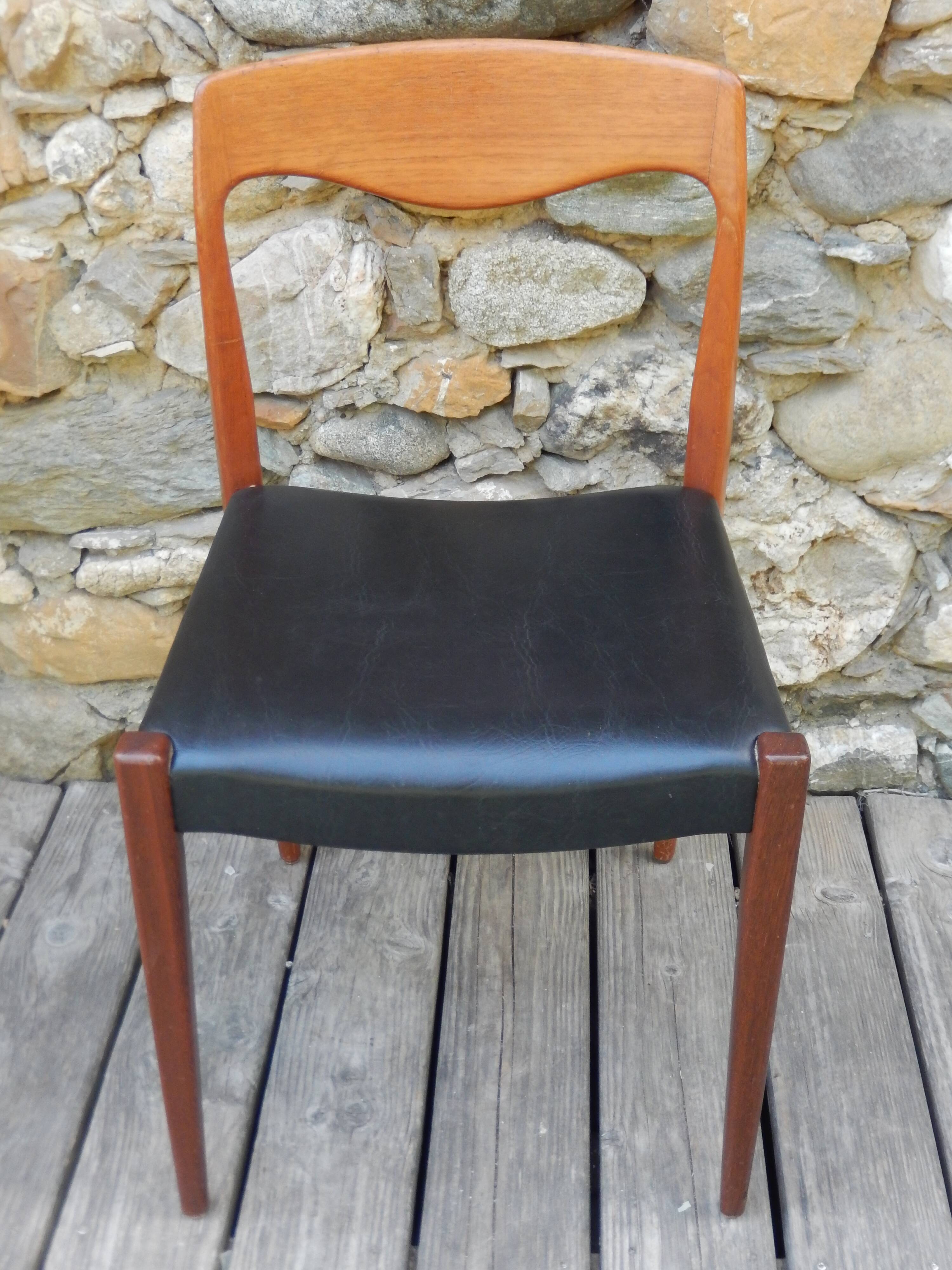 Small desk and vintage Scandinavian chair from the 50s-60s by Niels Otto Möller.