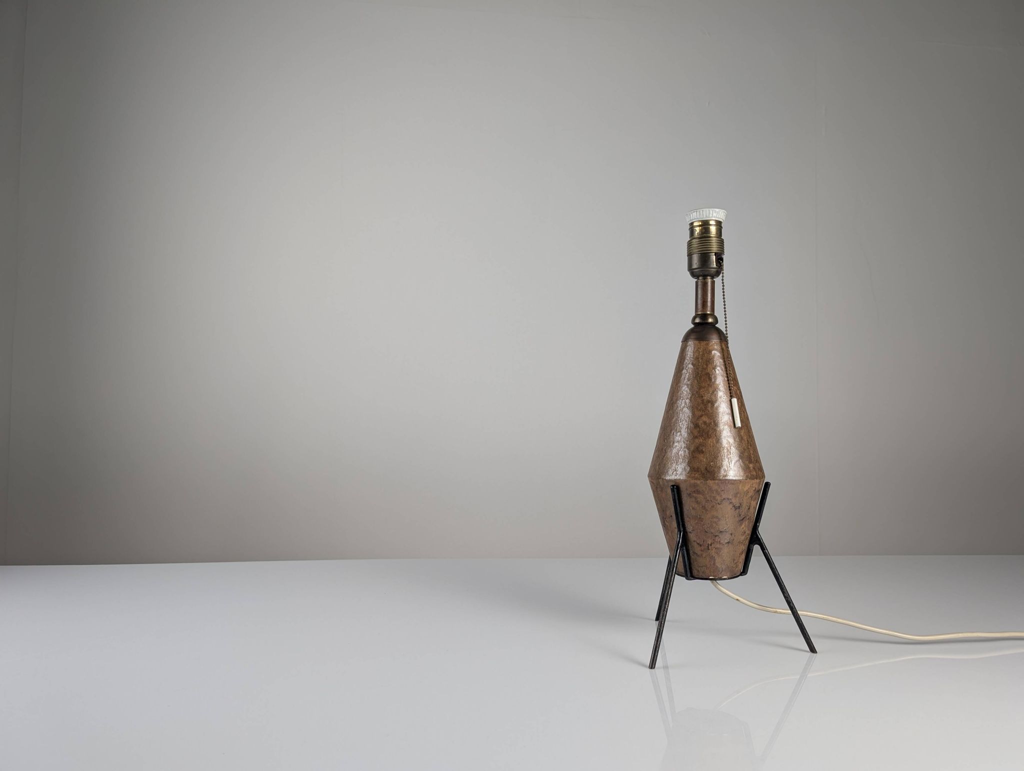 Lampe de table brutaliste en céramique et fer, années 1950 1 200 €