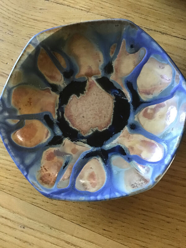 9 tasses et sous tasses octogonales en grès vernissé G Metenier