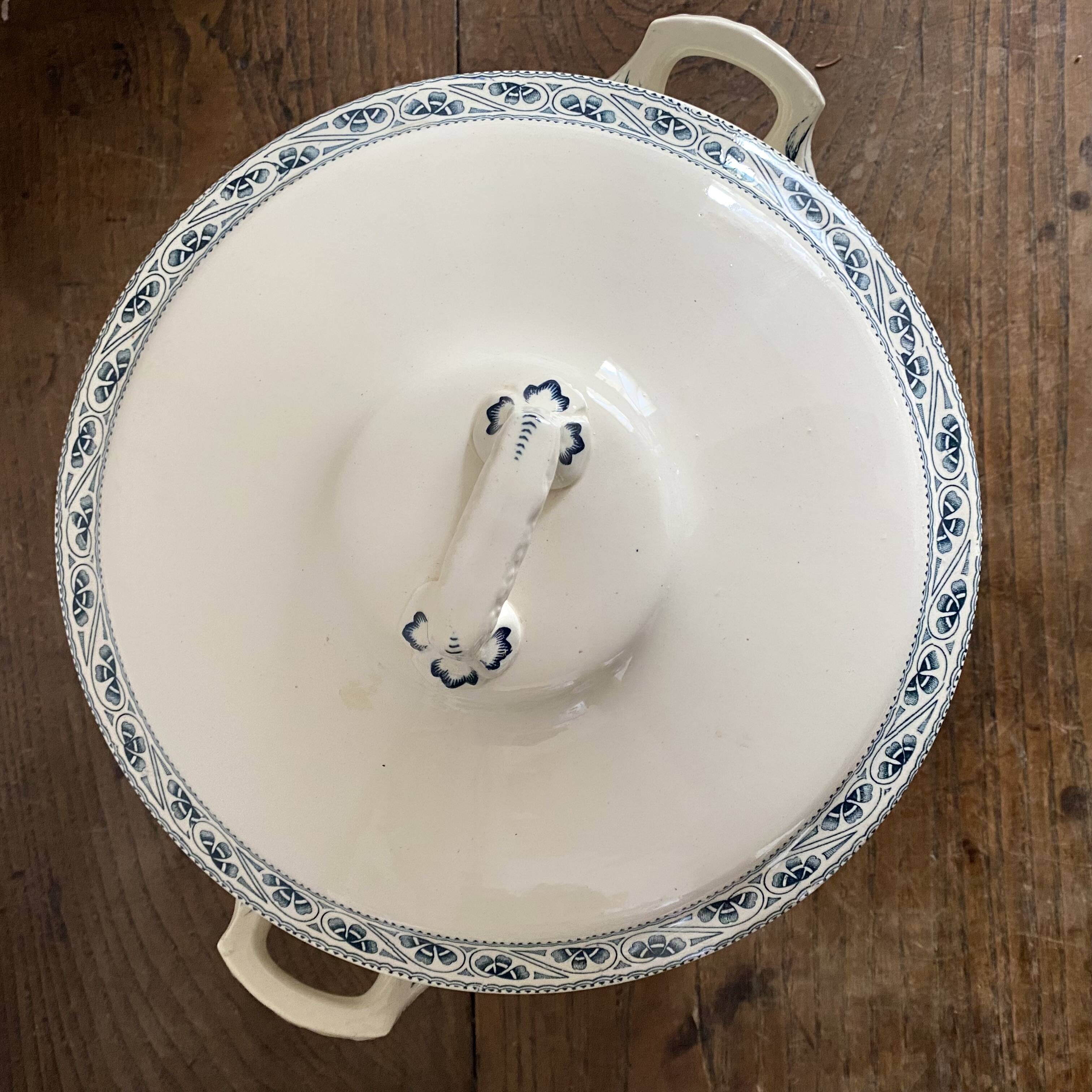 Soupière terre de fer Choisy le roi "Champigny"