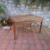 Extendable farm table