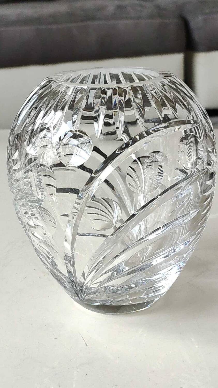 Vintage ball-shaped vase, in Bohemian/Boho chic crystal. 15 x 13 cm