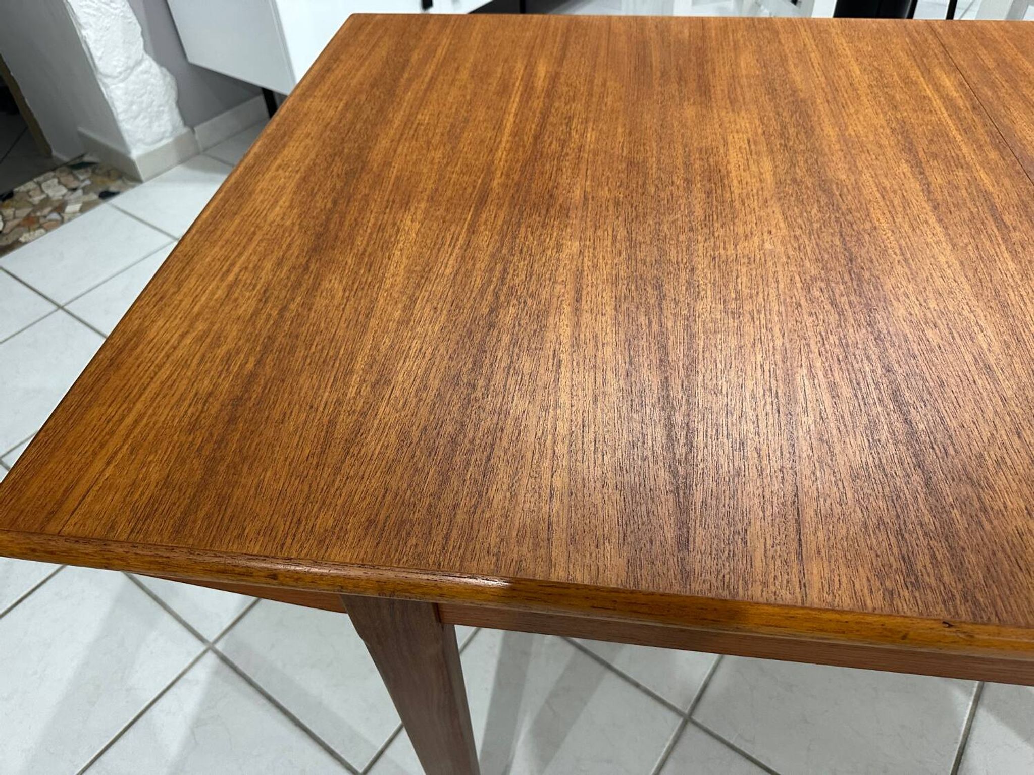 Large extendable Scandinavian table in vintage teak from the 1970s.