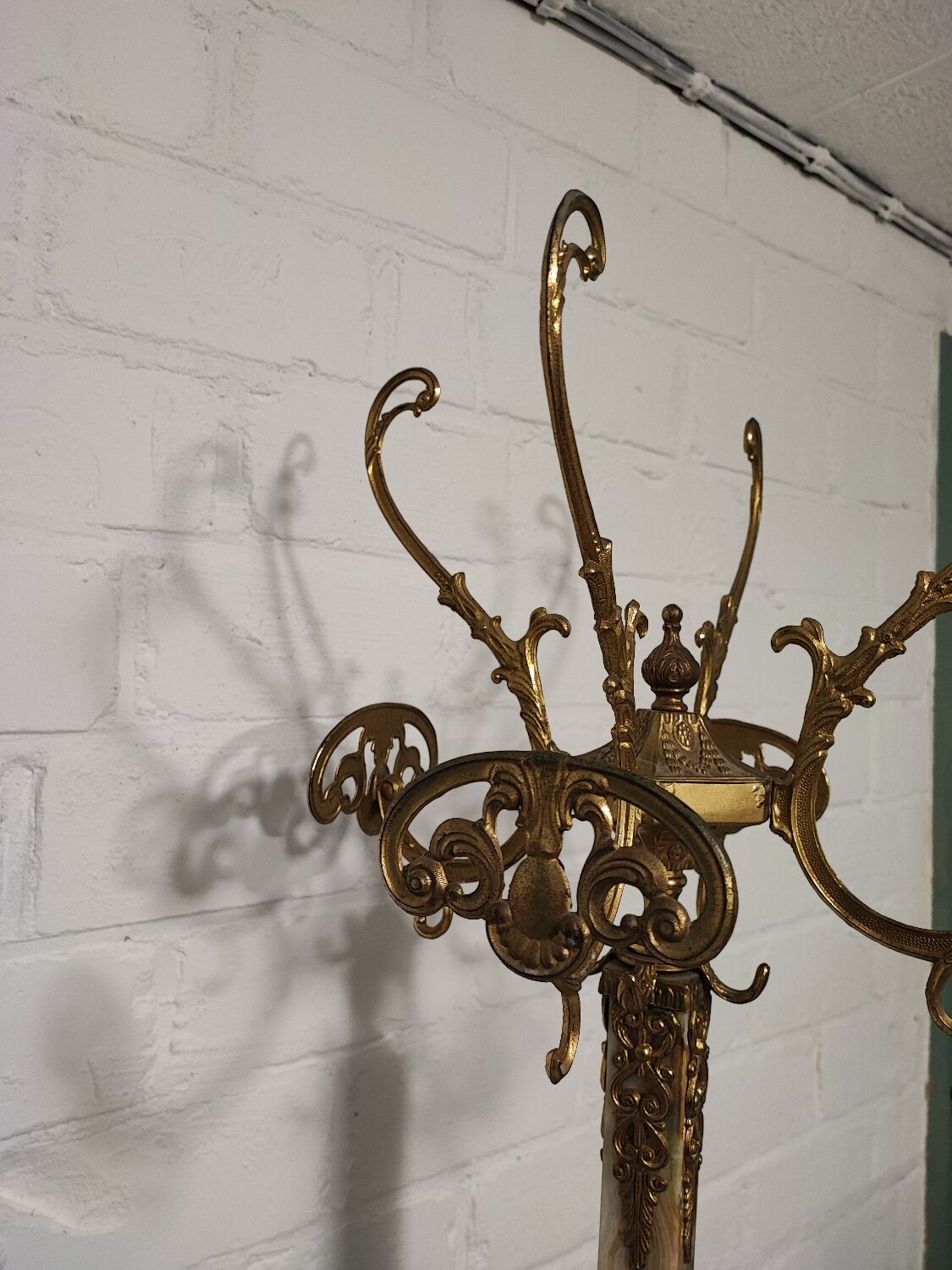 Coat rack on foot in onyx and bronze marble
