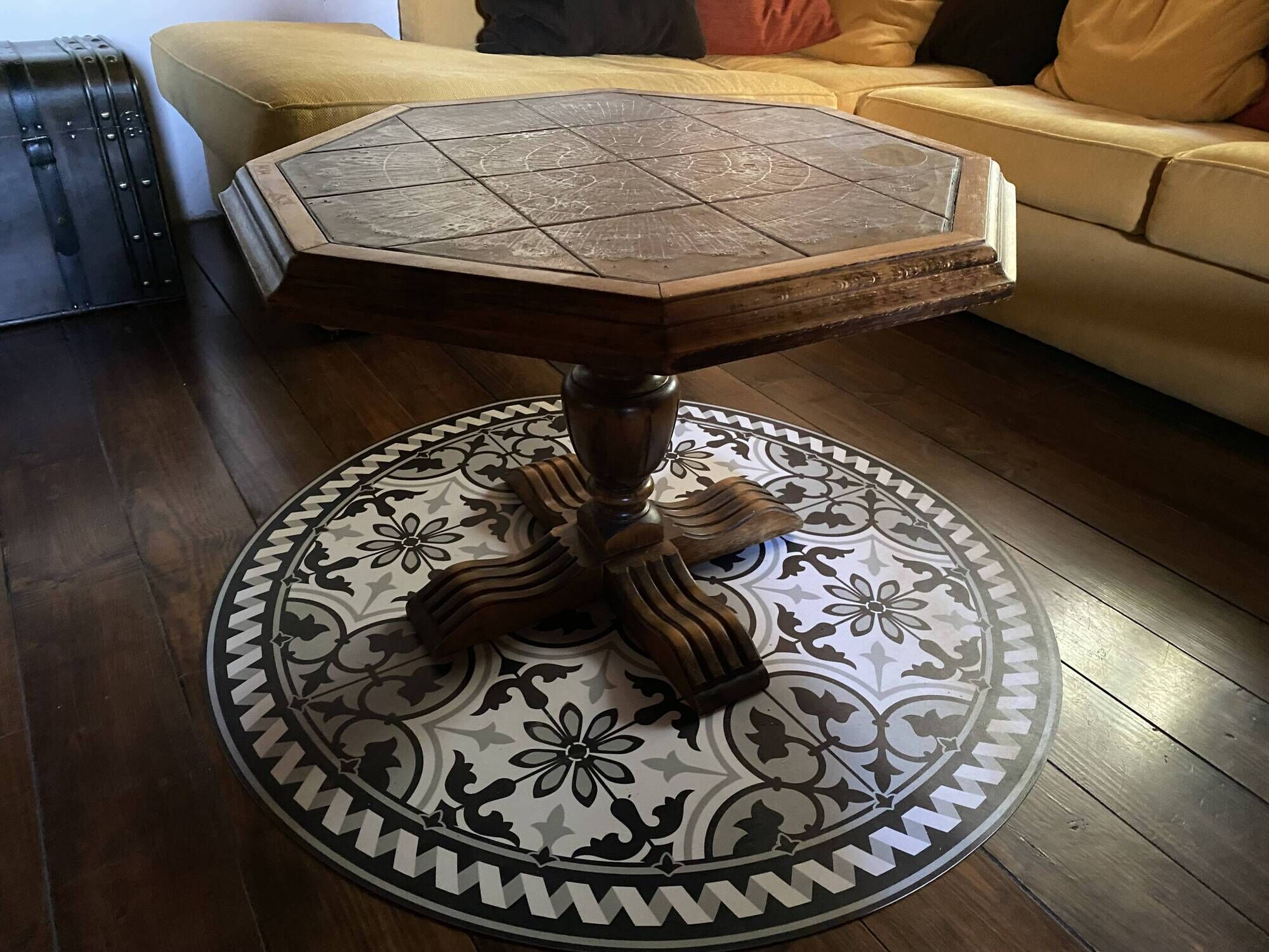 Octagonal coffee table signed by Jean D’Asti
