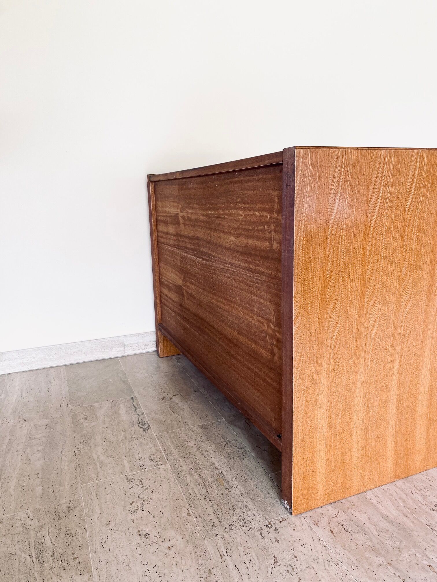 Commode moderniste années 70/80 en merisier plaqué