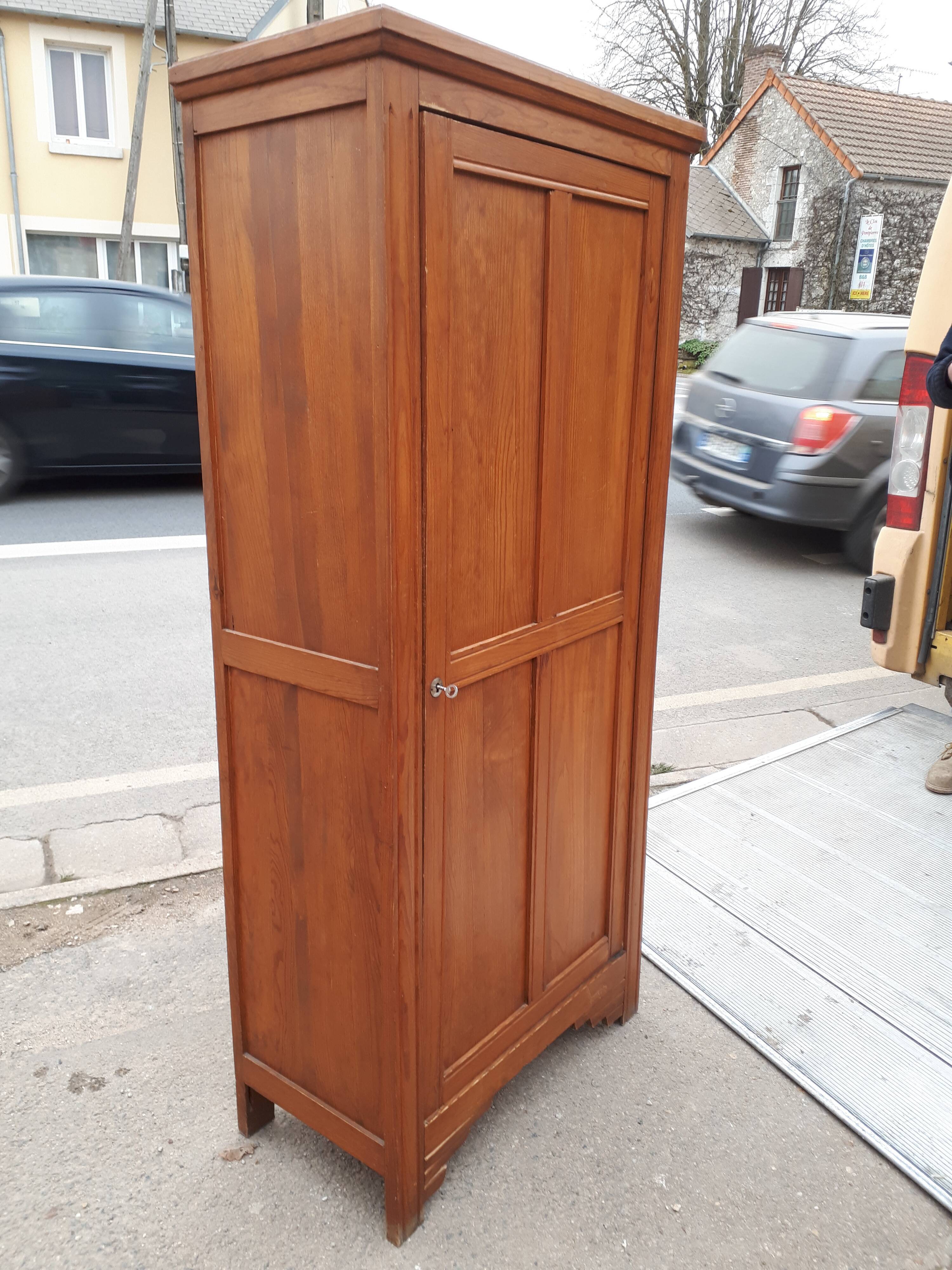 Parisian bonnetière cabinet