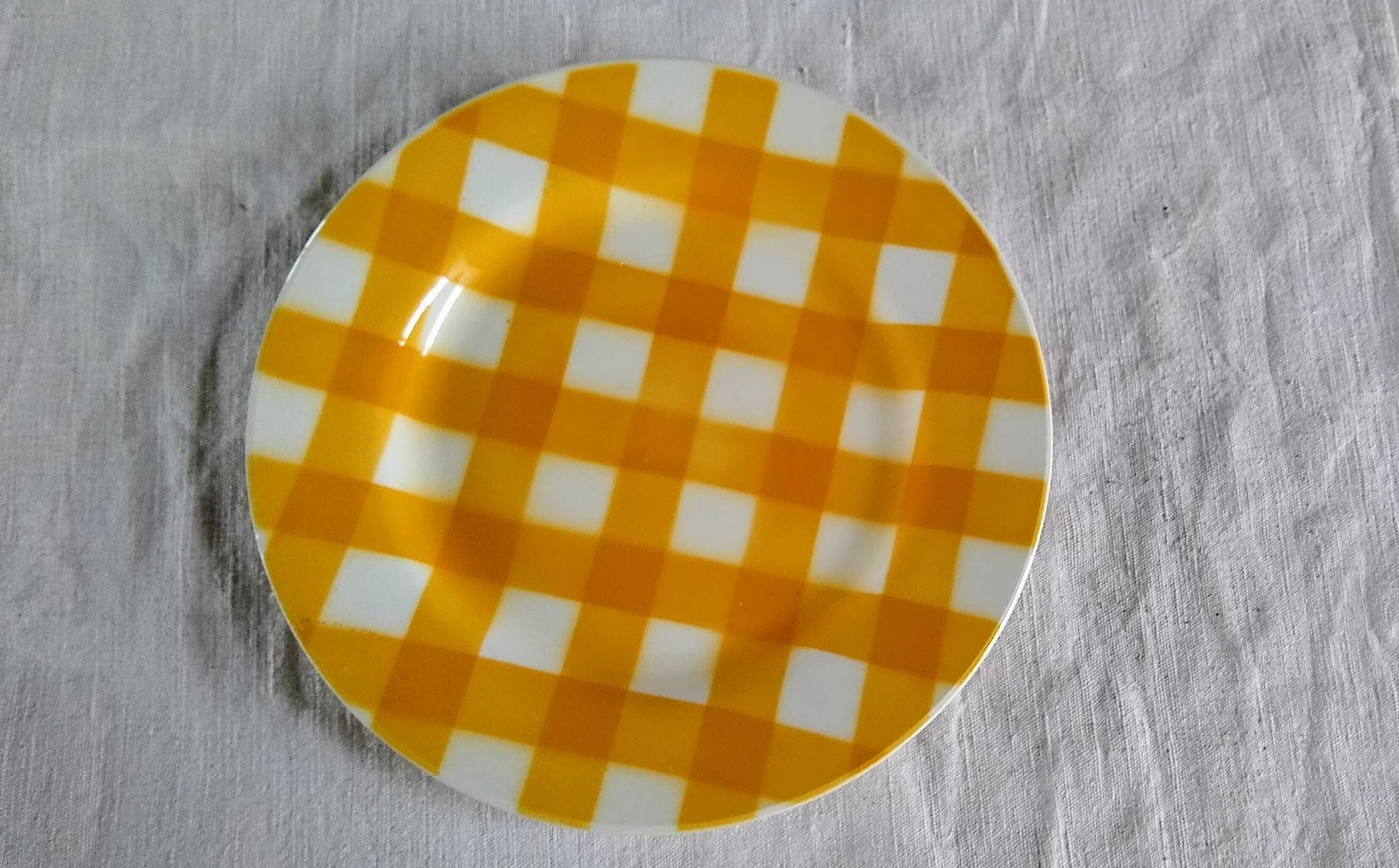6 yellow gridded plates from the 50s-60s