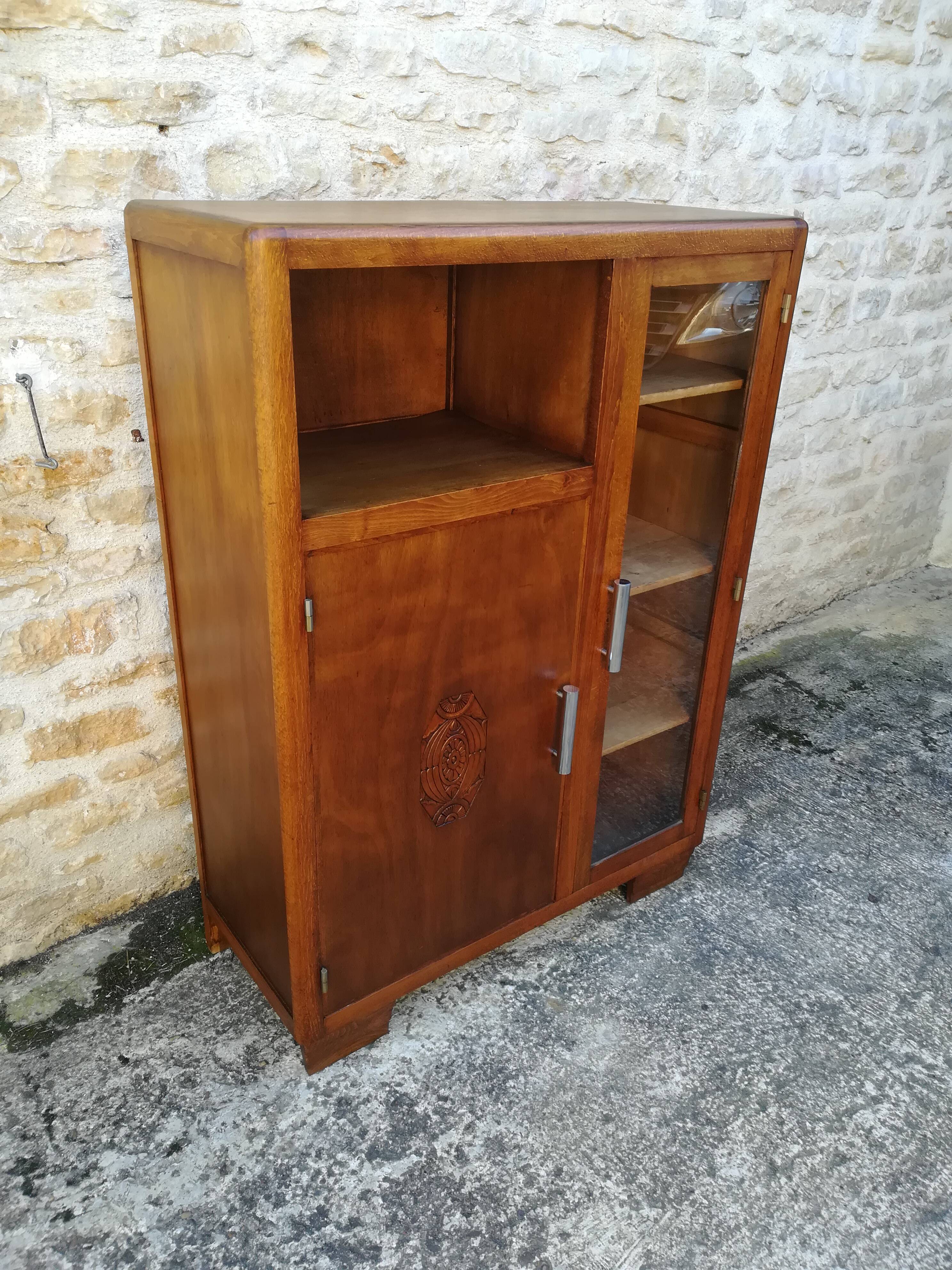 Buffet showcase of the 1940s