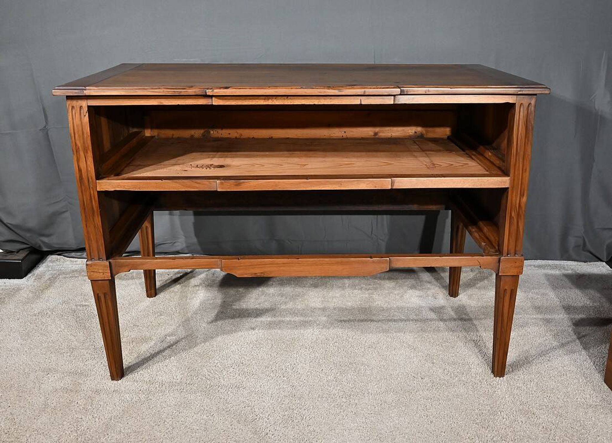 Walnut Jumping Commode, Louis XVI period – Late 18th century