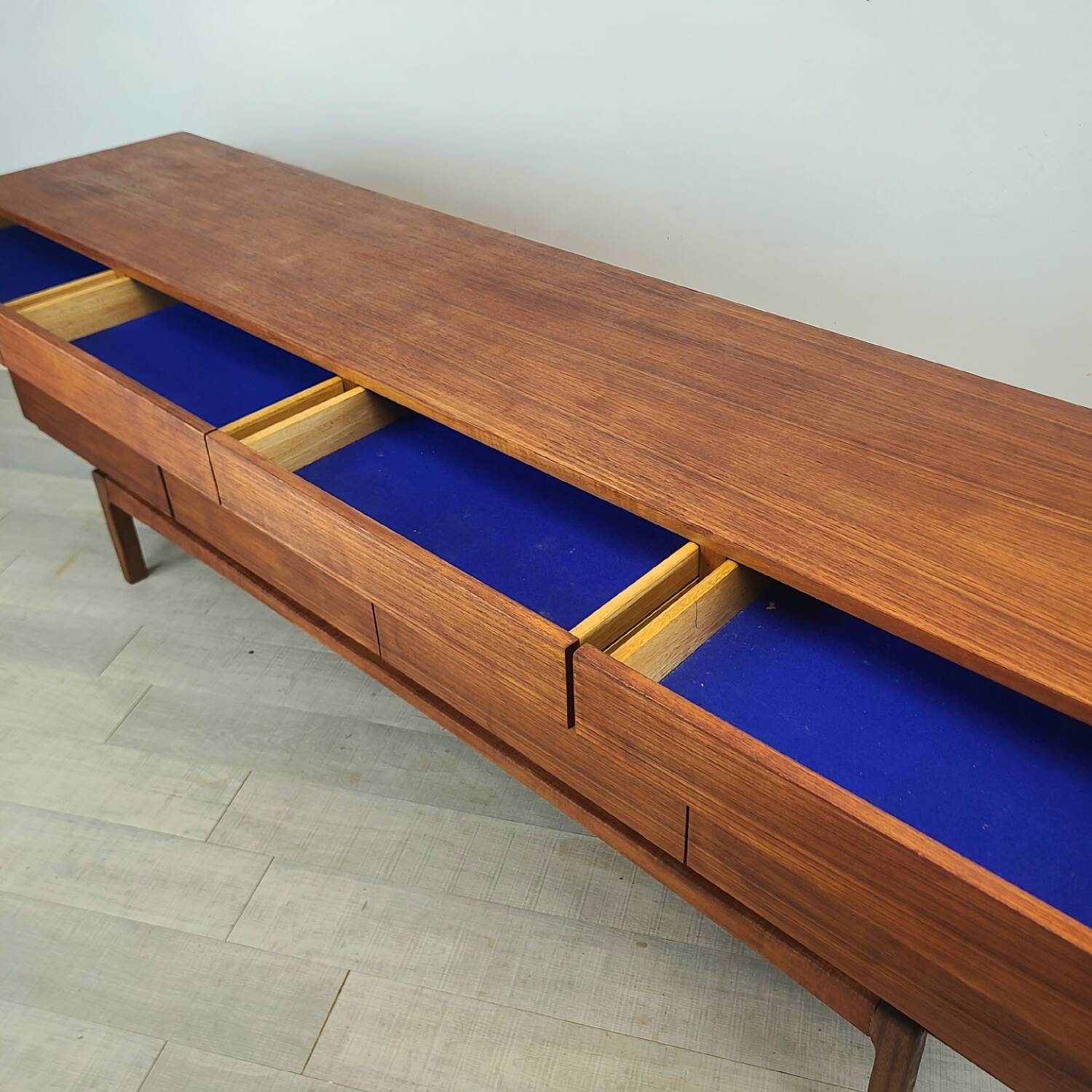Enfilade danoise design Ib Kofod Larsen teck vintage années 1960 scand