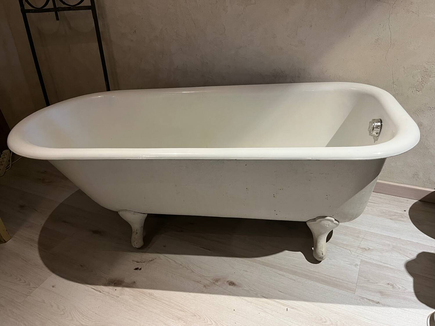 Cast iron lion's feet bathtub early 20th century