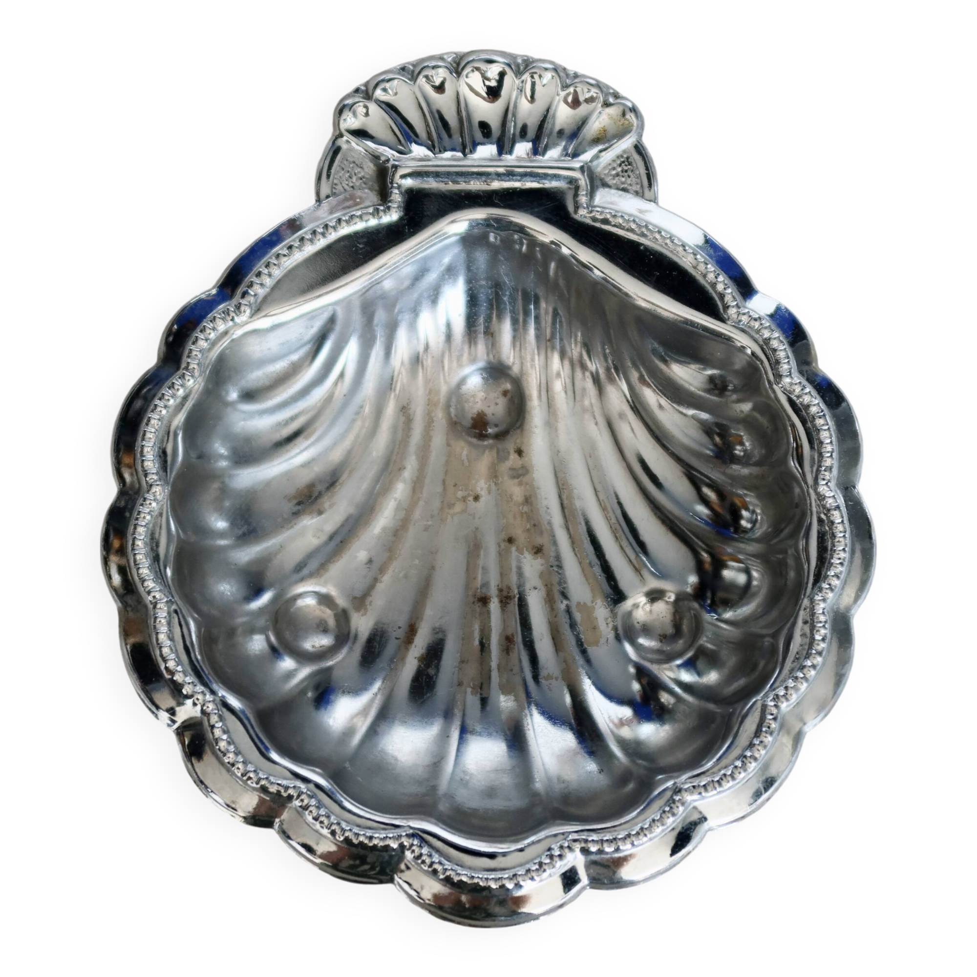 Vintage shell pocket emptier in shiny silver metal