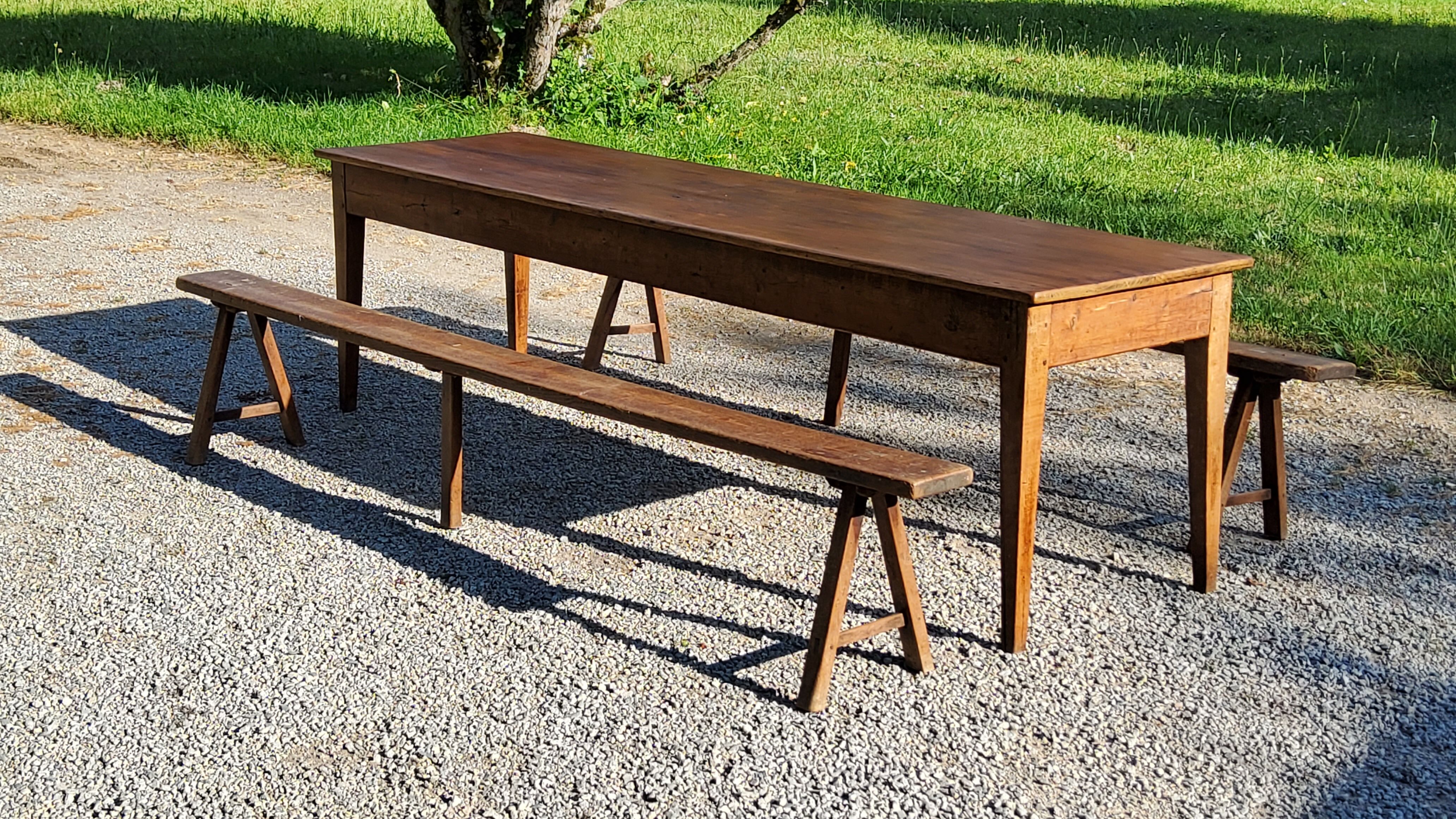 Farm table nineteenth century feet spindles 251cm and its 2 benches