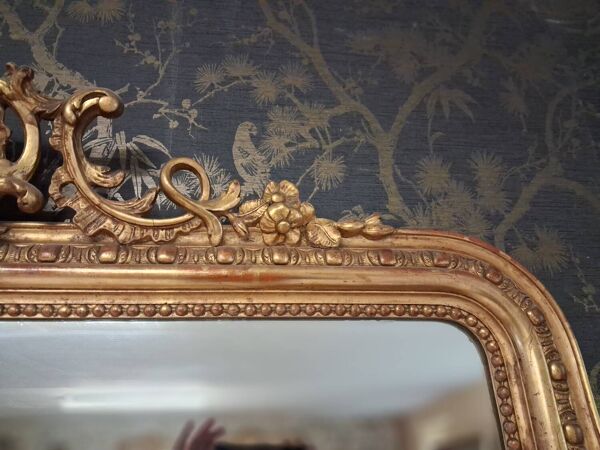 Miroir Louis Philippe à fronton de style Louis XV