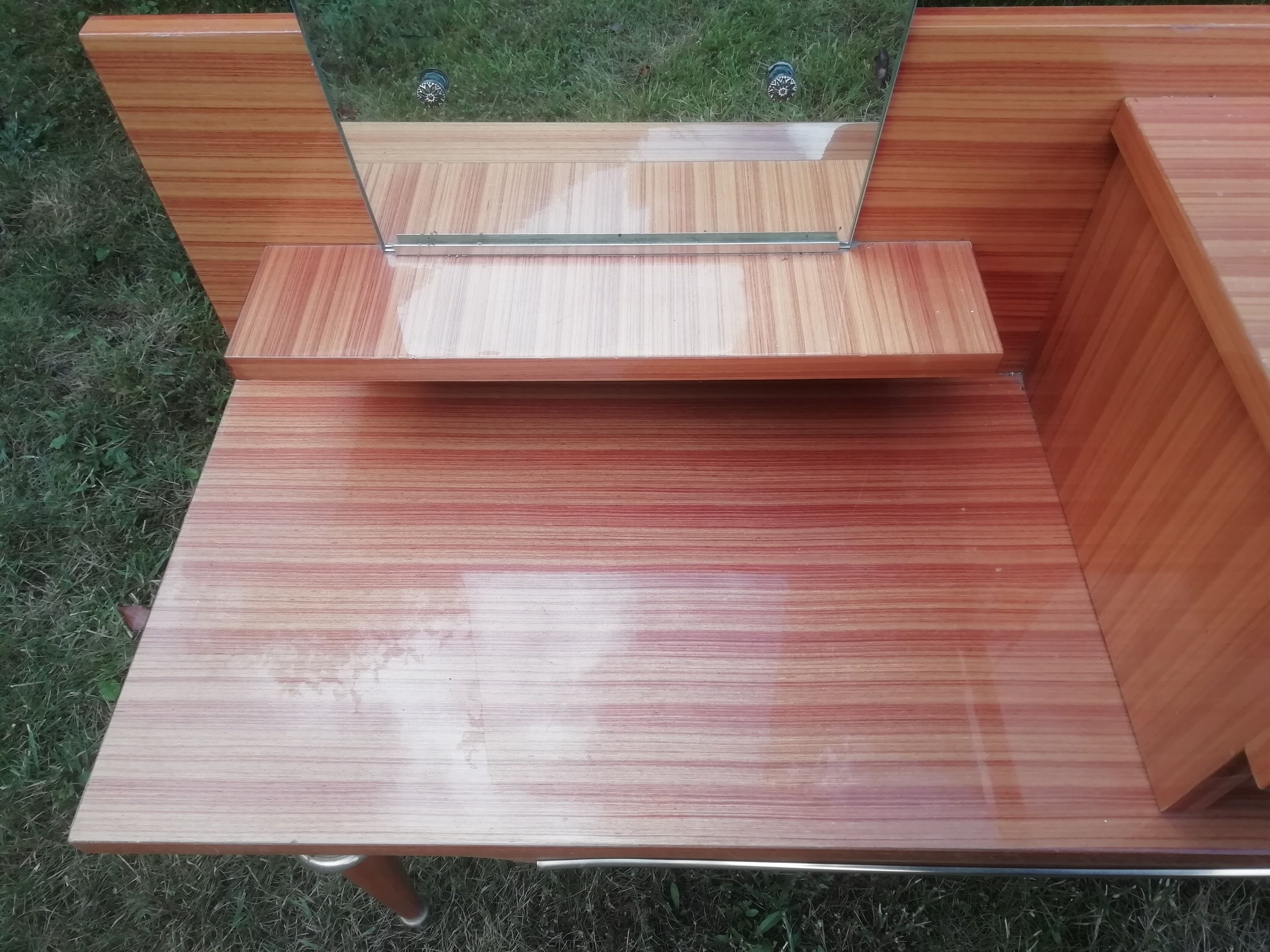 Serving table years 70