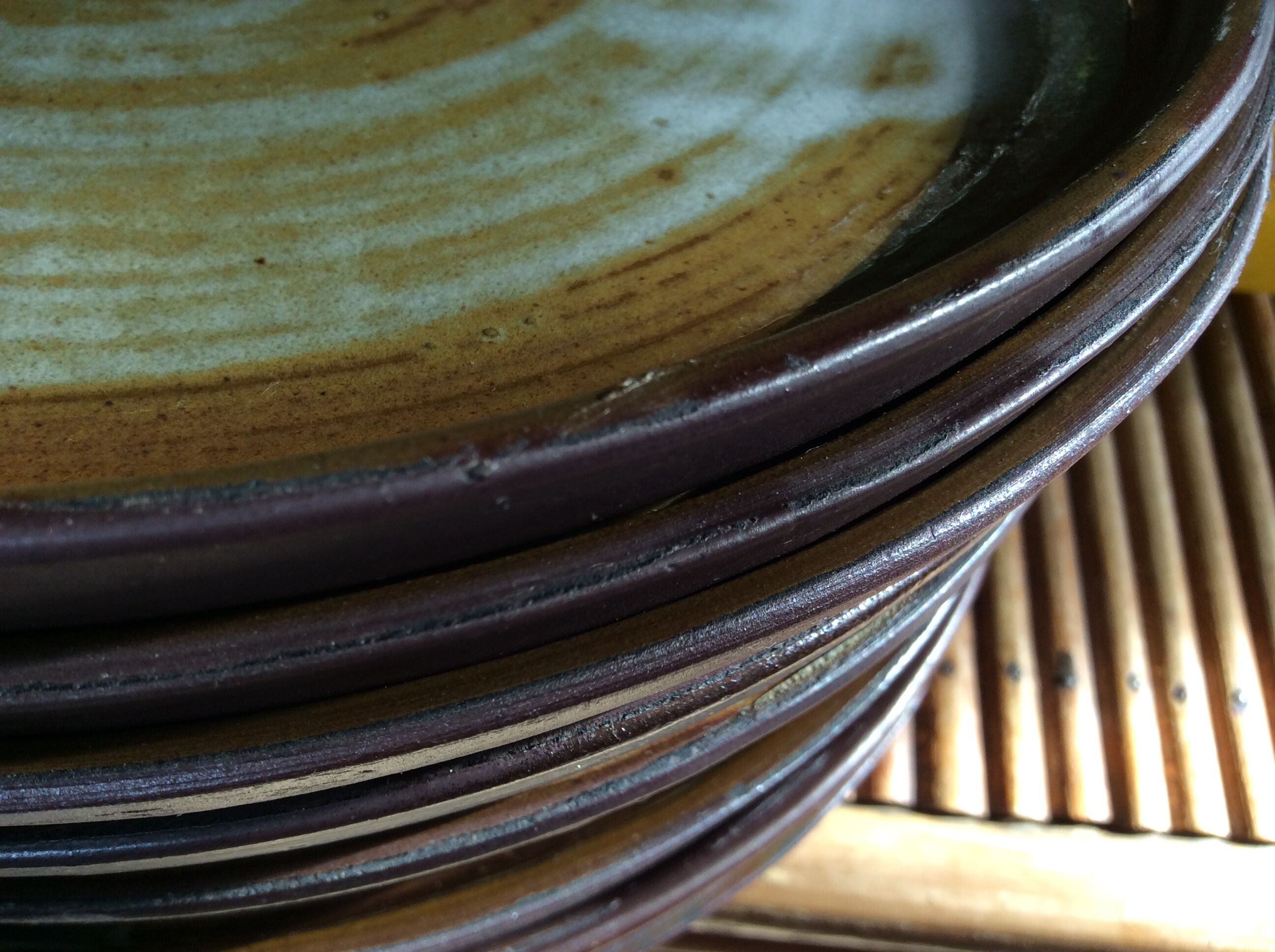 Série de 12 assiettes plates en grès