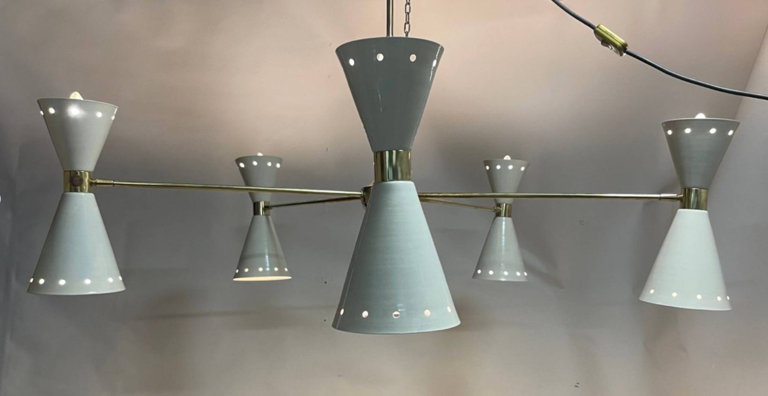 Lampadario a forma di cono in ottone