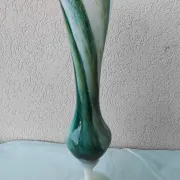 Pedestal vase in opaline
